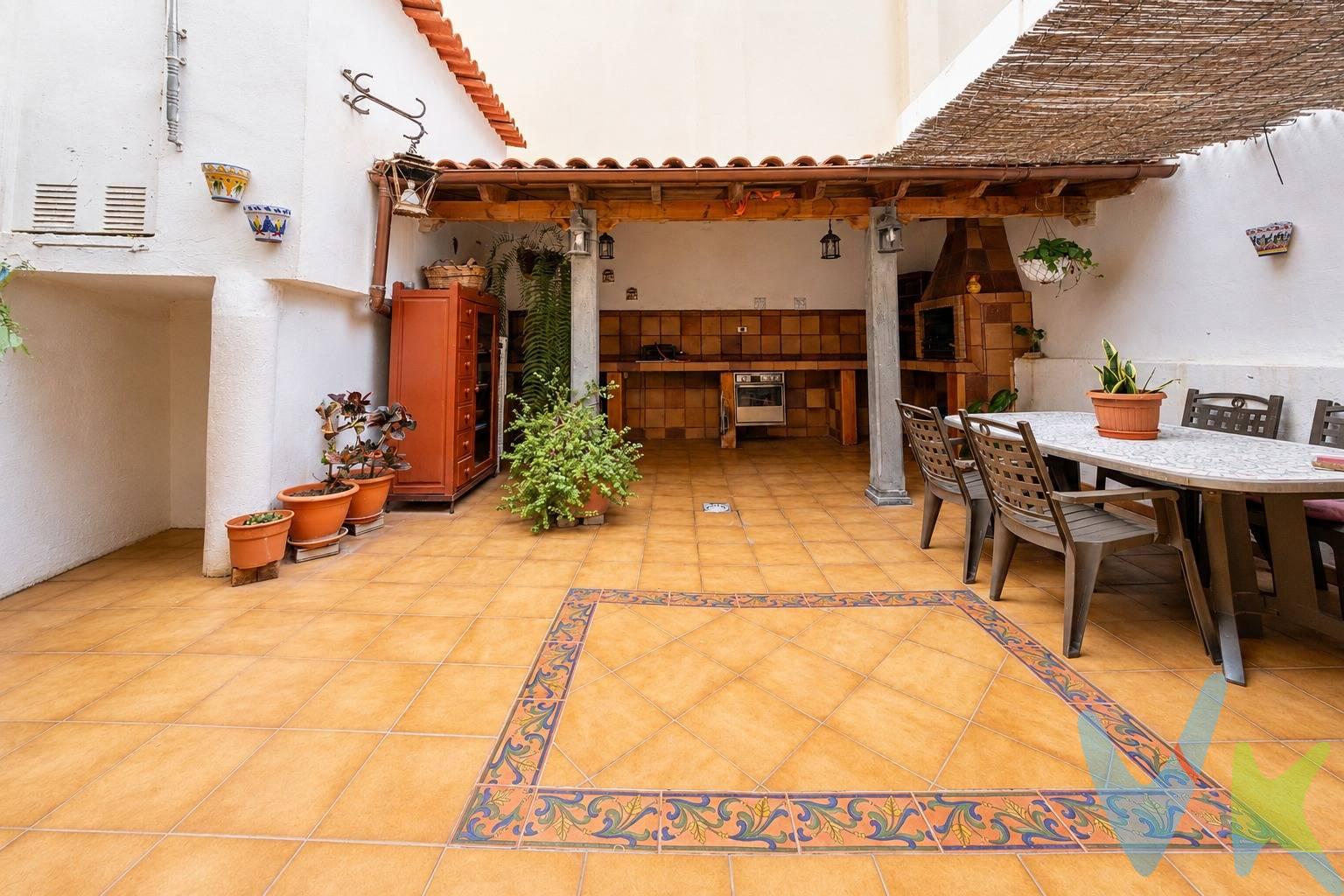 Una oportunidad única en una de las zonas más demandadas de Las Palmas de Gran Canaria. Casa terrera situada en la calle Paraguay, junto a Mesa y López y a solo 400 metros de la Playa de Las Canteras. Una vivienda con múltiples posibilidades, ideal para familias o como inversión. Dispone de 4 dormitorios, 2 baños, cocina independiente, garaje privado, patio con plantas y zona de barbacoa, además de una amplia azotea transitable perfecta para crear un espacio chill out o solárium. Su ubicación permite disfrutar de todos los servicios a pie: comercios, colegios, transporte público y la playa. También representa una excelente oportunidad para promotores, gracias a sus 7 metros de fachada y su clasificación urbanística M4. Una propiedad difícil de encontrar por su ubicación, características y gran potencial. Solicite más información o concierte una visita.