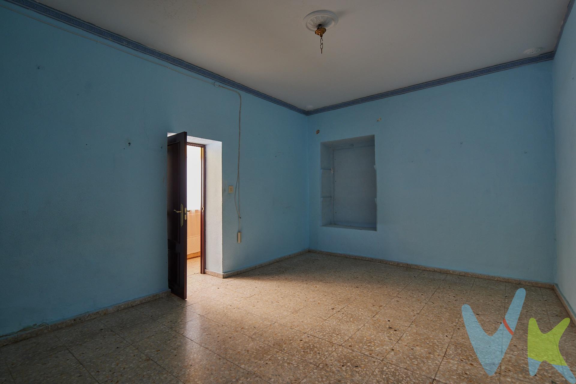 ¿Buscas un proyecto ilusionante en una de las zonas más cotizadas de Cádiz? Te presentamos este magnífico lienzo en blanco situado en pleno centro histórico. Una vivienda con alma, luz y un potencial infinito. Ubicada en una tercera planta (sin ascensor) de una finca clásica con mucho encanto, esta propiedad destaca por sus más de 100 metros cuadrados construidos y su espectacular luminosidad. Gracias a su orientación y distribución, disfrutarás de una ventilación cruzada inmejorable, ideal para el clima de la ciudad. El eje de la vivienda es su preciosa y amplia galería central, típica de la arquitectura gaditana, que conecta con todas las estancias y aporta carácter y fluidez al espacio. Actualmente, la vivienda se distribuye en:. •	Salón comedor. •	3 dormitorios. •	Cocina independiente. •	Un cuarto de baño. La propiedad requiere una reforma integral, lo que te brinda la oportunidad perfecta para redistribuir los espacios a tu gusto y crear el hogar que siempre has soñado, combinando elementos clásicos con un diseño moderno. Extras que enamoran:. La finca cuenta con azoteas comunitarias transitable desde donde podrás deleitarte con unas vistas espectaculares de los tejados y torres miradores del centro histórico. Tranquilidad garantizada:. El edificio se encuentra en buen estado de conservación y dispone de la ITE (Inspección Técnica de Edificios) favorable pasada recientemente, en mayo de 2023, lo que aporta seguridad y valor a tu inversión. Si buscas espacio, luz y una ubicación privilegiada para diseñar tu vivienda a medida, no dejes pasar esta oportunidad. ¡Ven a verlo!. * Gastos, Impuestos y Honorarios de la Agencia no incluidos en el precio. . *Si estás interesado en esta vivienda pero tienes que vender, contacta con nosotros, te ayudamos a encontrar comprador para tu vivienda. Periodo de validez de la publicación 02/05/2026. . . 