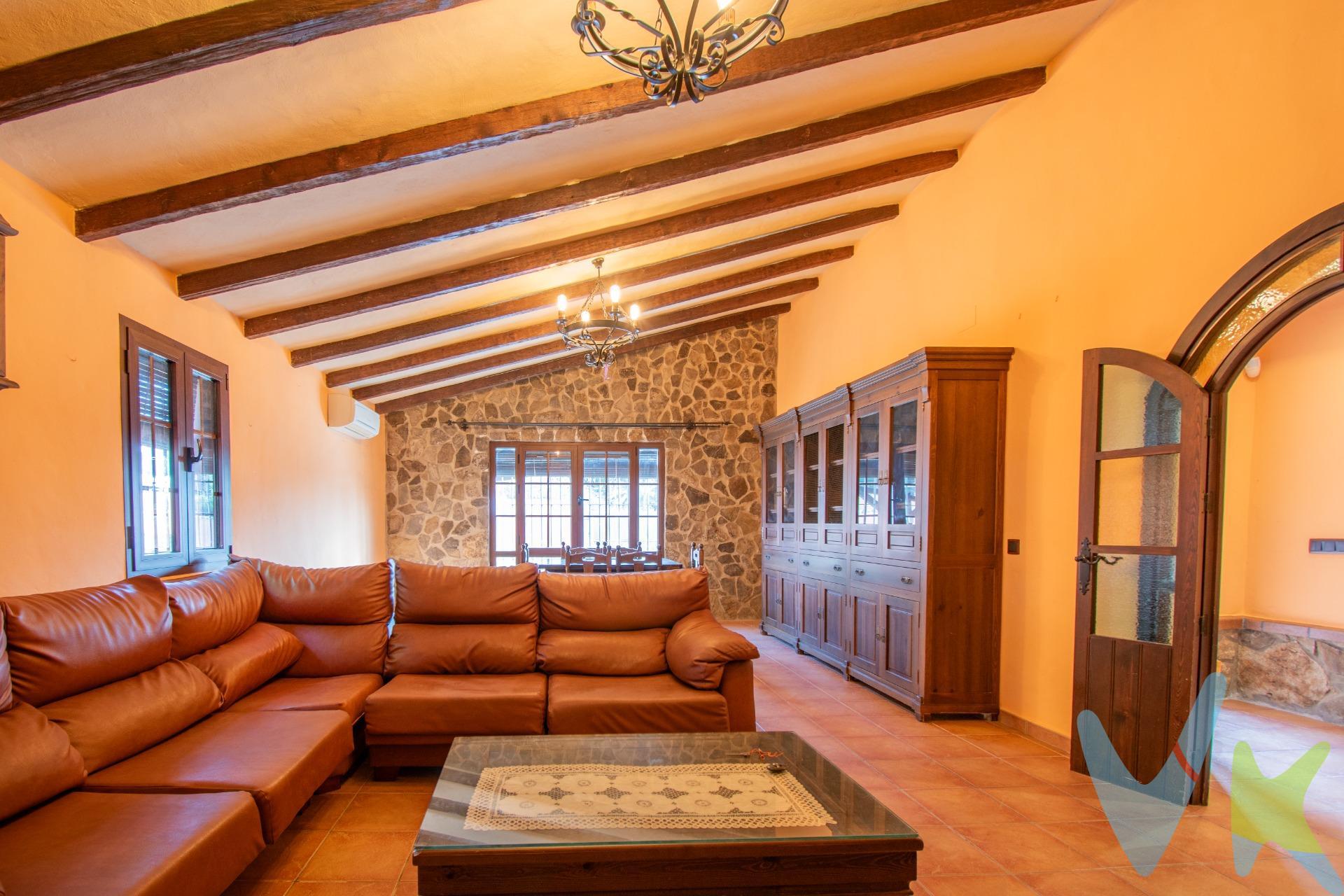 Descubre esta espectacular vivienda independiente en la exclusiva zona de la Rana Verde, una propiedad que combina amplitud, luz y un encanto rústico único. Ubicada sobre una generosa parcela de 1.000 m², esta casa ofrece un entorno ideal para disfrutar al aire libre, con jardín de césped natural y piscina privada, perfecta para relajarse o compartir momentos en familia durante todo el año. En su interior, la vivienda destaca por su carácter y calidez: techos con vigas vistas de madera, elegantes paredes de piedra y una cuidada carpintería interior que aporta personalidad a cada estancia. Todas las ventanas son de Climalit, garantizando aislamiento térmico y acústico, y las puertas de madera refuerzan ese estilo acogedor y tradicional. La distribución es cómoda y funcional, con cinco amplios dormitorios, tres cuartos de baño completos, una cocina espaciosa y una práctica habitación de despensa. La orientación sur proporciona una luminosidad excepcional durante todo el día, creando espacios cálidos y agradables. Situada en una calle ancha y tranquila, esta propiedad es perfecta tanto como residencia habitual como segunda vivienda, en una de las zonas más demandadas para vivir con tranquilidad sin renunciar a la cercanía de todos los servicios. Una casa con alma, lista para entrar a vivir y disfrutar desde el primer día. En cumplimiento de las obligaciones de información previstas en la Ley 10/2025, de 28 de diciembre, de servicios de atención a la clientela y transparencia, así como en la normativa sectorial vigente, se hace constar que el precio indicado no incluye los gastos e impuestos inherentes a la adquisición, los cuales se desglosan a continuación:. Impuesto sobre transmisiones Patrimoniales (ITP): se aplicará el tipo impositivo vigente en la Comunidad Autónoma de Andalucía (generalmente el 7% (32.550,00 €), sin perjuicio de tipos reducidos del 6 %, 3,5%, 1,2% o 1% aplicables según las circunstancias personales del comprador o las características del inmueble). El impuesto se devenga sobre el valor de referencia de catastro o el precio de venta, aquel que resulte superior. Gastos de Notaría: los honorarios notariales se calculará conforme al arancel oficial regulado en el Anexo I, del Real Decreto 1426/1989, de 17 de noviembre, por le que se aprueba el arancel notarial.Gastos de Registro: la inscripción en el registro de la propiedad se facturará según el arancel oficial establecido en el Anexo I del Real Decreto 1427/1989 de 17 de noviembre por el que se aprueba el arancel registral. Gastos de Gestión: ( varía según si el comprador necesita financiación o no para poder comprar la vivienda,) por la tramitación administrativa, liquidación de impuestos e inscripción registral ascienden aproximadamente a 600 € (iva incluido).Honorarios de la Agencia del vendedor: incluidos en el precio PVP. Honorarios de la Agencia del Comprador: se informa que existen honorarios profesionales a cargo del adquirente, en aquellos casos, en que se hubieran contratados servicios de encargo de compra. NO VINCULADOS AL PRECIO DE COMPRA. Para una información exhaustiva sobre el funcionamiento, tipos impositivos y bonificaciones del ITP en Andalucía, puede consultar el portal oficial de la Agencia Tributaria de la Junta de Andalucía