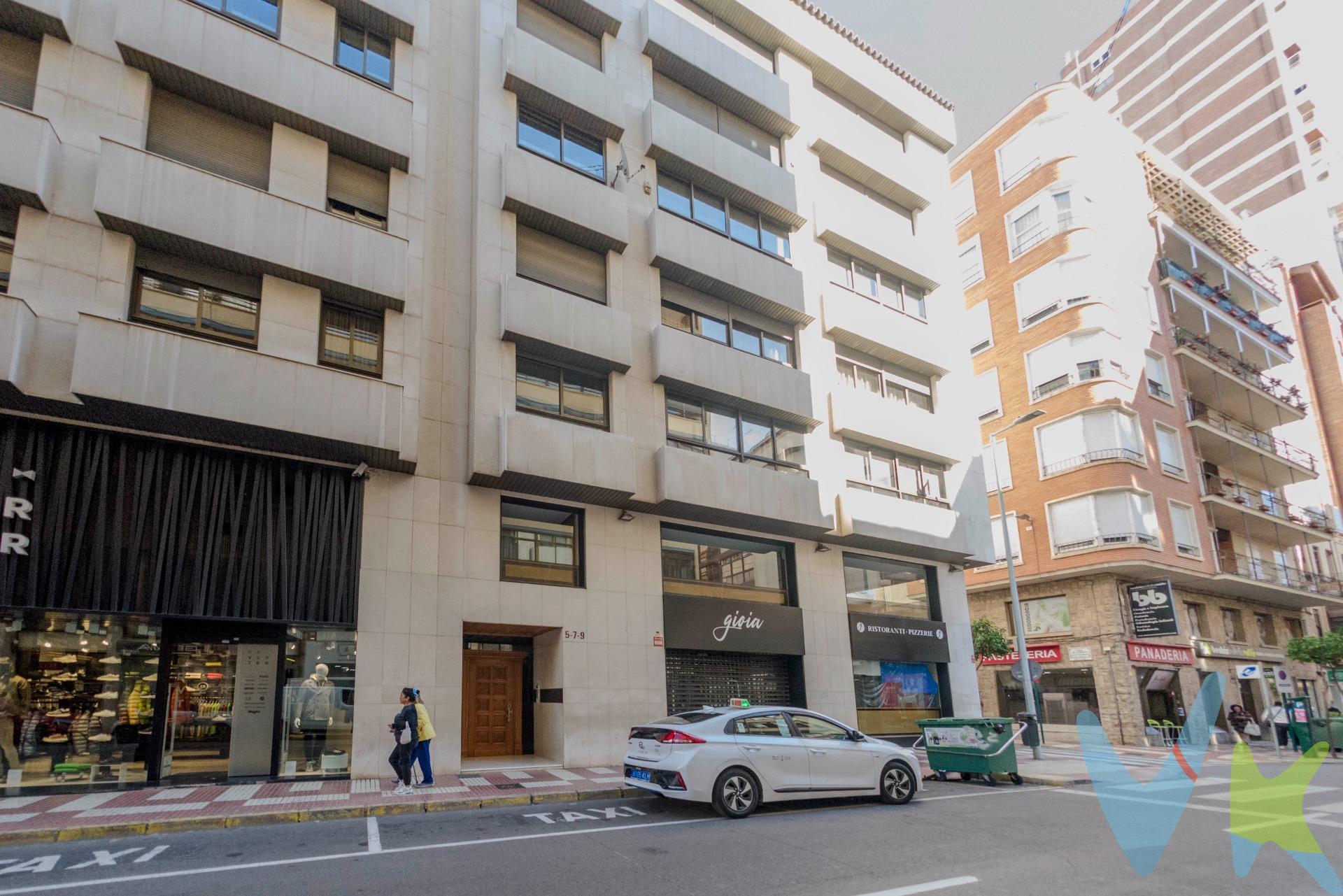 Se trata del edificio situado en la calle Asensi número 5, la emblemática finca de "Porcelanosa", edificio señorial con parking subterráneo en la propia finca con acceso desde el ascensor. La vivienda está en un estado óptimo para entrar a vivir, no obstante, tiene un amplio salón comedor con chimenea que da a la calle Asensi y que se halla situado junto a la cocina lo que permite, si se quisiera hacer una reforma moderna, teniendo infinitas posibilidades de reforma; junto al salón y también con vistas a la calle se encuentra la habitación principal con vestidor y baño; además tiene otra habitación con otro vestidor y baño propio en la parte norte de la vivienda y una habitación doble con otro baño en el pasillo, con un elegante recibidor que separa estas dos últimas habitaciones. Le corresponde una plaza de parking en el sótano 2 del edificio. Si usted valora vivir en el centro, no dude en visitar esta vivienda. Por mandato expreso del propietario comercializamos este inmueble mediante contrato de multi-exclusiva, por el cual numerosas agencias colaboradoras, nacionales e internacionales, ofrecen esta vivienda a sus potenciales compradores, todo ello garantizando un servicio de calidad, un trato fácil, sencillo y sin interferencias de terceros, ya que la gestión es a través de nuestra agencia. *Impuestos, gastos de compraventa tales como honorarios agencia y financiación no incluidos. 