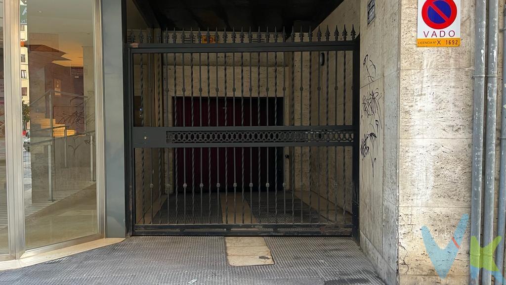 Se vende esta amplia plaza de garaje  cubierto de superficie (12.40 m2), de muy facil acceso, en segundo sotano, de edificio en pleno centro de Valencia. Perfecta para ti, si vienes a trabajar todos los dias al centro y no sabes donde aparcar, o si vives en un edificio por la zona sin sotano y sin la posibilidad de aparcar facilmente. Dispone de puerta automática, y se accede a ella mediante una rampa de fácil acceso. Por mandato expreso del propietario, comercializamos este inmueble en exclusiva, lo que garantiza el acceso a toda la información, a un servicio de calidad, un trato fácil, sencillo y sin interferencias a terceros. Por este motivo, se ruega no molestar al propietario, a los ocupantes de la propiedad, o a los vecinos. Muchas gracias por su comprensión. Si usted es agente inmobiliario y tiene un cliente para este inmueble, llámenos, estaremos encantados de colaborar.  En ningún caso, los textos, fotografías, imágenes, o cualquier otro contenido del presente anuncio, tienen carácter contractual, siendo validos solo como mera información