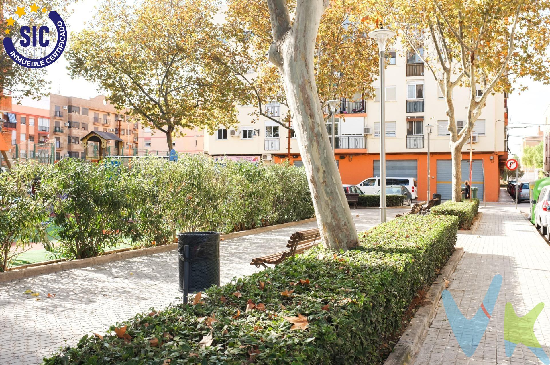 Ahora tienes la oportunidad de hacerlo en esta magnífica planta baja edificable, ideal para una vivienda unifamiliar adosada de una planta baja y dos alturas. Está rodeada de parques, supermercados y colegios, lo que garantiza comodidad y calidad de vida. Con una superficie de 176 metros cuadrados, esta propiedad cuenta con entradas a dos calles y vado en vigor en ambas puertas, lo que proporciona flexibilidad para su uso como parking, almacén, o cualquier otro propósito que desees. Ubicada muy cerca de Valencia, ofrece fácil acceso a la V30 y la A3, facilitando tus desplazamientos. ¡No pierdas esta oportunidad única! Ven a verlo y empieza a imaginar tu nuevo hogar. La descripción del presente inmueble e imágenes tienen mero carácter informativo y en ningún caso carácter contractual, pudiendo ser modificados por la inmobiliaria comercializadora sin que ello implique responsabilidad alguna frente a terceros. En el precio de venta a público, esta propiedad NO incluye los gastos de adquisición (Notario, registro, gestión, honorarios, etc…). 