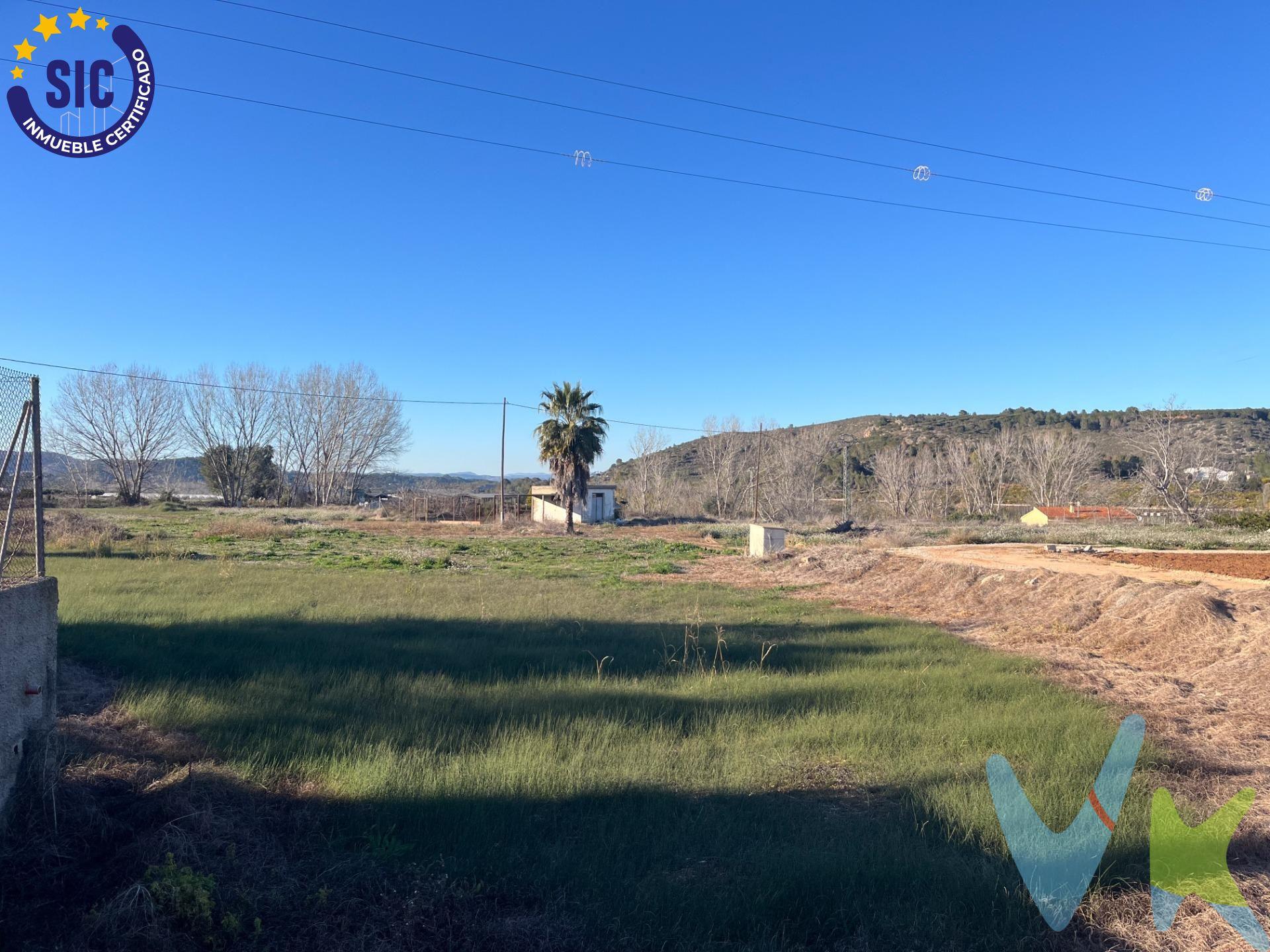 ¡OPORTUNIDAD ÚNICA! PARCELA RÚSTICA EN BARXETA (VALENCIA). Se vende parcela rústica de 29.000 m² situada en el término municipal de Barxeta, junto a Xàtiva, en la provincia de Valencia. Esta propiedad es ideal para proyectos agrícolas o como inversión en una zona tranquila y rodeada de naturaleza. Características principales:. Superficie: 29.000 m². Estado: Terreno limpio y listo para la explotación agrícola, sin plantaciones actuales. Infraestructuras:. Balsa para almacenamiento de agua de riego, funcional y preparada para su uso. Casa de aperos, con posibilidad de acondicionamiento. Disponibilidad de agua potable y suministro eléctrico, facilitando cualquier proyecto agrícola o de construcción. Posibilidades de construcción:. La parcela cuenta con la posibilidad de construir una propiedad, lo que la convierte en una excelente opción tanto para desarrollar un proyecto agrícola como para establecer una vivienda rural o casa de recreo. Ubicación privilegiada:. Situada en Barxeta, a pocos minutos de Xàtiva. A escasa distancia de Llocnou de Fenollet, al cual se puede llegar cómodamente a pie. Bien comunicada, rodeada de paisajes naturales y con fácil acceso por carretera. Cercana a servicios básicos en la población, pero con la tranquilidad de una propiedad rural. Esta parcela es una excelente oportunidad para quienes buscan desarrollar un proyecto personal en un entorno natural o para inversores que valoren la versatilidad y el potencial de una propiedad en esta región. ¡No dejes pasar esta oportunidad!. Contacta con nosotros para más información o para concertar una visita. La descripción del presente inmueble e imágenes tienen mero carácter informativo y en ningún caso carácter contractual, pudiendo ser modificados por la inmobiliaria comercializadora sin que ello implique responsabilidad alguna frente a terceros. En el precio de venta a público, esta propiedad NO incluye los gastos de adquisición (Notario, registro, gestión, honorarios, etc…).