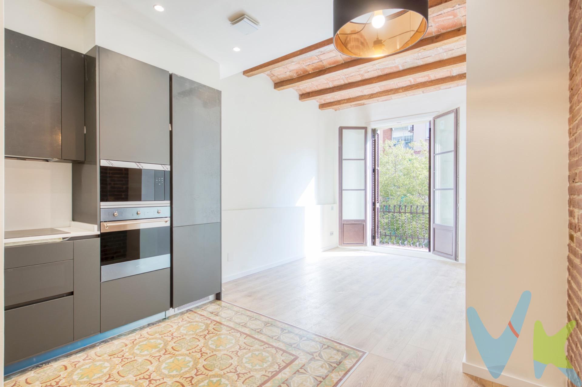 Ubicada en la calle Lepanto de Barcelona, presentamos esta elegante vivienda completamente reformada en 2026, que combina diseño contemporáneo con detalles de alta calidad. La propiedad cuenta con una superficie de 91 m² construidos (aproximadamente 75 m² útiles), distribuidos de manera eficiente para aprovechar al máximo cada espacio. Dispone de tres habitaciones, dos de ellas dobles y una individual, ideales tanto para uso familiar como para quienes buscan espacio adicional de trabajo o invitados. Además, la vivienda ofrece dos baños completos, diseñados con acabados modernos y funcionales. Uno de los elementos más exclusivos de esta propiedad es que el ascensor tiene acceso directo al interior de la vivienda, una característica poco común que aporta un alto nivel de comodidad, privacidad y distinción. El inmueble se completa con un agradable balcón con vistas a la calle, que aporta luz natural y conexión con el entorno urbano. Una oportunidad única para adquirir una vivienda moderna, luminosa y con un elemento diferencial de alto valor en una de las zonas más consolidadas de Barcelona.  