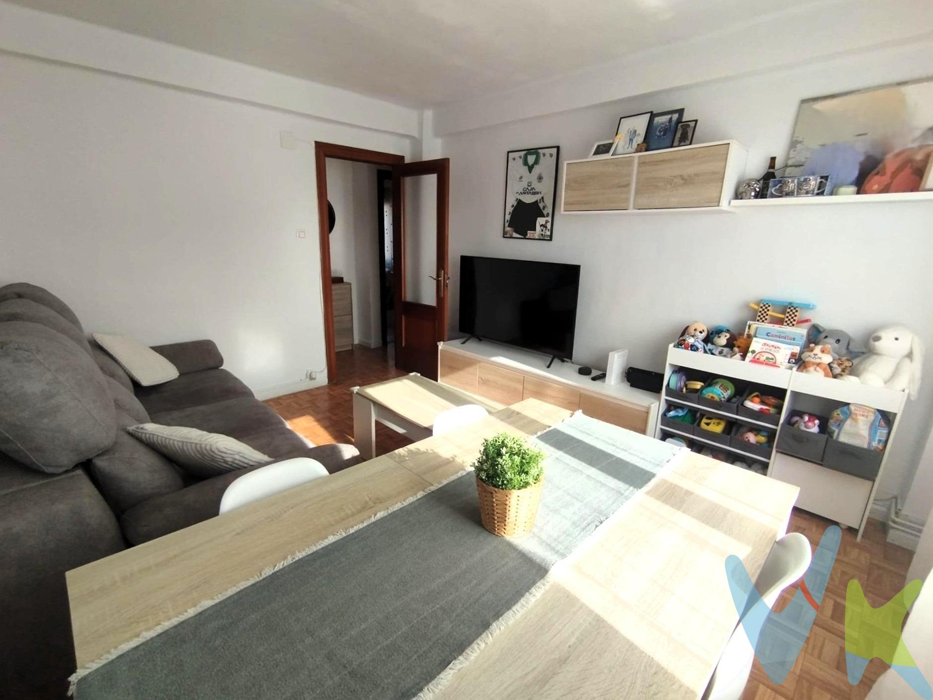 Piso en la zona de Universidades, ideal tanto para inversión como para primera residencia. Vivienda muy luminosa gracias a su orientación Este-Oeste, con excelente entrada de luz natural durante todo el día. No dispone de ascensor. Cuenta con una superficie de 58 m² muy bien aprovechados. La distribución ofrece dos habitaciones dobles: la principal orientada al Oeste y la segunda al Este, ambas con buena iluminación. Dispone de un amplio salón también orientado al Oeste, con grandes ventanales que aportan amplitud y calidez al espacio. La vivienda se completa con un baño exterior y cocina independiente. El edificio cuenta con fachada SATE renovada hace 4 años, lo que mejora notablemente el aislamiento térmico y la eficiencia energética. Una oportunidad interesante en una ubicación demandada, con gran potencial tanto para vivir como para rentabilizar. Impuestos gastos de notaria y registro no están incluidos en el precio.