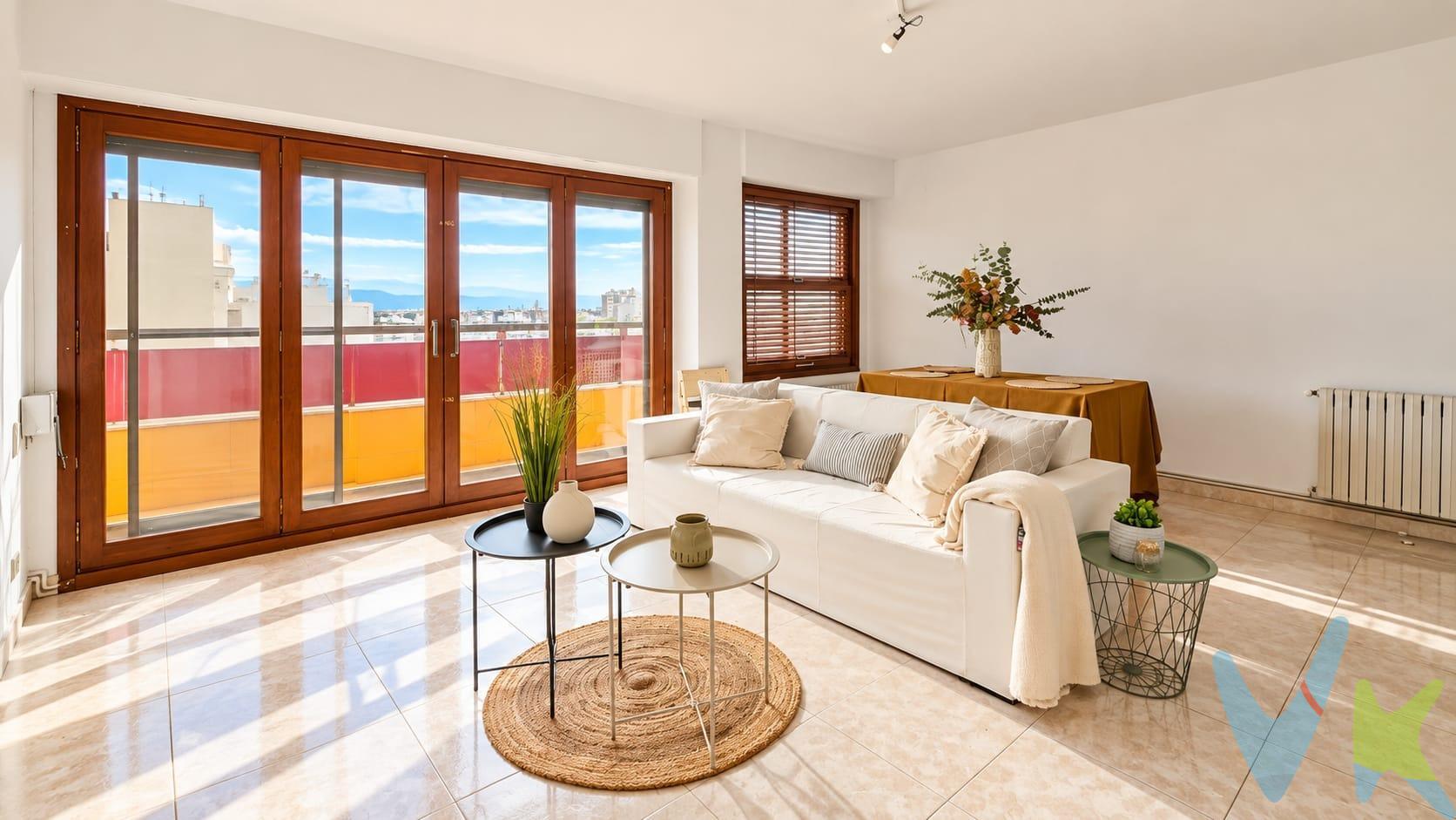 🏡 ÚLTIMA PLANTA JUNTO A PUERTA DEL SOL | CALLE MAYOR | 4 DORMITORIOS + DESPACHO | GARAJ. Hay viviendas que destacan por sus metros. Y otras, además, por su ubicación, luz y posibilidades. En Calle Mayor, junto a Puerta del Sol, encontramos esta amplia vivienda situada en la última planta de un edificio de solera de Castellón, con dos ascensores, garaje en la misma finca y una distribución pensada para disfrutar de amplitud y privacidad. La vivienda es muy luminosa y cuenta con balcón con vistas abiertas sobre la ciudad, un espacio perfecto para disfrutar de la luz y del ambiente del centro. Dispone de:. 🛏️ 4 dormitorios. 💼 Habitación de despacho con baño propio, antigua habitación de servicio. 🛁 3 baños: uno en el dormitorio principal, otro en la habitación de servicio/despacho y un tercero en el pasillo. 🛋️ Amplio salón-comedor con salida al balcón. 🍳 Cocina independiente de grandes dimensiones, con galería. 🚪 Entrada principal y entrada de servicio. 🔥 Calefacción mediante radiadores (actualmente el suministro de gas está dado de baja). 🚗 Plaza de garaje en la misma finca. 🛗 2 ascensores. ☀️ Última planta y gran luminosidad. . Una vivienda con una característica difícil de replicar: vivir en pleno centro, en una última planta, con amplitud, balcón, vistas y garaje en el propio edificio. Su distribución permite además adaptarla a diferentes necesidades familiares o profesionales, gracias a sus cinco estancias destinadas actualmente a dormitorios/despacho y sus tres baños. 📍 Calle Mayor, junto a Puerta del Sol — Castellón. 💰 Precio: 268.000 €. Si buscas una vivienda amplia en el centro y quieres valorar todo su potencial, esta merece una visita.