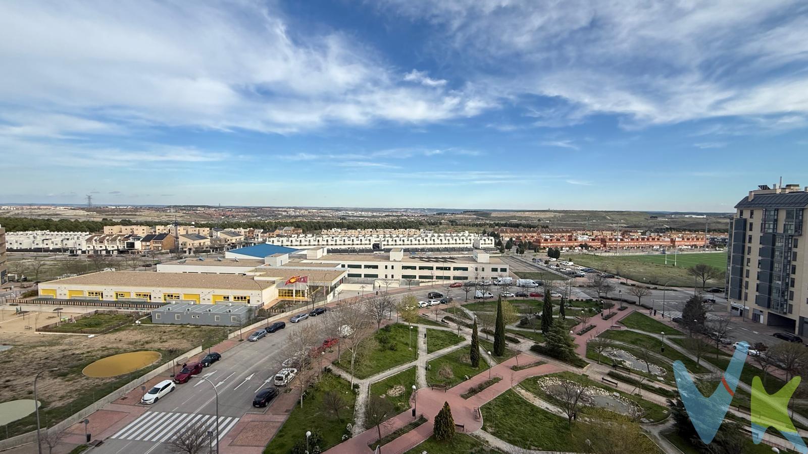 Si quieres una vivienda de construcción seminueva , con mejoras realizadas, bien comunicada, , zonas comunes y luminoso con vistas espectaculares está es tú vivienda. Vivienda muy acogedora y bien distribuida de 76 metros cuadrados construidos, 2 dormitorios , uno de ellos en suite , salón independiente, 2 cuartos de baño, cocina y tendedero. Las calidades son las siguientes ventanas de aluminio con rotura de puente térmico, puertas interiores macizas lacadas en blanco, suelos de gres y tarima, aire acondicionado por conductos, calefacción gas natural individual, impresionantes armarios empotrados forrados con cajoneras mejorados por la propiedad, toldos en los dos dormitorios y salón, los cuartos de baño con mampara uno con plato de ducha y otro bañera, . La vivienda se encuentra en una septima planta por lo que es bastante soleada con vistas despejadas, con orientación Este y Oeste. La finca es urbanización cerrada con piscina, zona infantil, local comunitario  y consta de conserje. Es adaptada para personas con movilidad reducida y consta de dos ascensores. Vecindario mayormente parejas jovenes con poder adquisitivo y niños pequeños. En él precio se incluye plaza de garaje con acceso directo desde el ascensor, bastante amplia con instalación para coches eléctricos y trastero. El entorno cuenta con todo tipo de infraestructuras a nivel de transporte público metro Valdecarros o Las Suertes línea 1,  a 25 minutos de la puerta del Sol, líneas de autobuses nº 145, 142 y nocturno N9, , varios colegios públicos y concertados Ángel Nieto, Gredos San Diego Las Artes, Loyola De Palacio, Torrevilano, guarderías La Revoltosa, Chulapos y escuela infantil La Preciosa, centro de salud Ensanche de Vallecas, farmacias, entidades bancarias, supermercados Mercadona, centro comercial La Gavia el más grande de todo Madrid con todas las tiendas de moda, restaurantes, Cine y supermercado Carrefour a excasos 550 metros, varios parques infantiles en la zona para ir de paseo con los niños en avenidas y calles bastantes amplias. Revalorización: Los precios en el Ensanche de Vallecas han mostrado un crecimiento sostenido, con incrementos anuales que han llegado a superar el 9% recientemente. Se prevé que el mercado en Madrid continúe subiendo entre un 3% y 6% anual en 2026. Urbanizaciones Modernas: Los edificios en esta calle,  suelen ser construcciones del siglo XXI (aprox. 2007) que incluyen piscina, garaje y zonas comunes, comodidades difíciles de encontrar a precios similares en el centro histórico. Ambiente Familiar: Es considerado el barrio "más joven" de Madrid por la edad media de sus residentes, lo que garantiza un entorno dinámico y orientado a la vida familiar. En cumplimiento de lo dispuesto en el artículo 20 del Texto Refundido de la Ley General para la Defensa de los Consumidores y Usuarios, en su redacción vigente desde el 28 de diciembre de 2025, se informa expresamente de que el precio publicado no incluye los impuestos ni los gastos adicionales derivados de la compraventa, tales como el Impuesto de Transmisiones Patrimoniales o el IVA en su caso, Actos Jurídicos Documentados, aranceles notariales y registrales u otros gastos inherentes a la operación, los cuales se determinarán en función del precio final de cierre de la compraventa. El precio final ofertado respeta la normativa reguladora de precios que resulte aplicable. Asimismo, la presente operación devengará honorarios de intermediación profesional equivalentes, como máximo, al 5% del precio final de compraventa, más el IVA vigente, que serán abonados por la parte compradora.