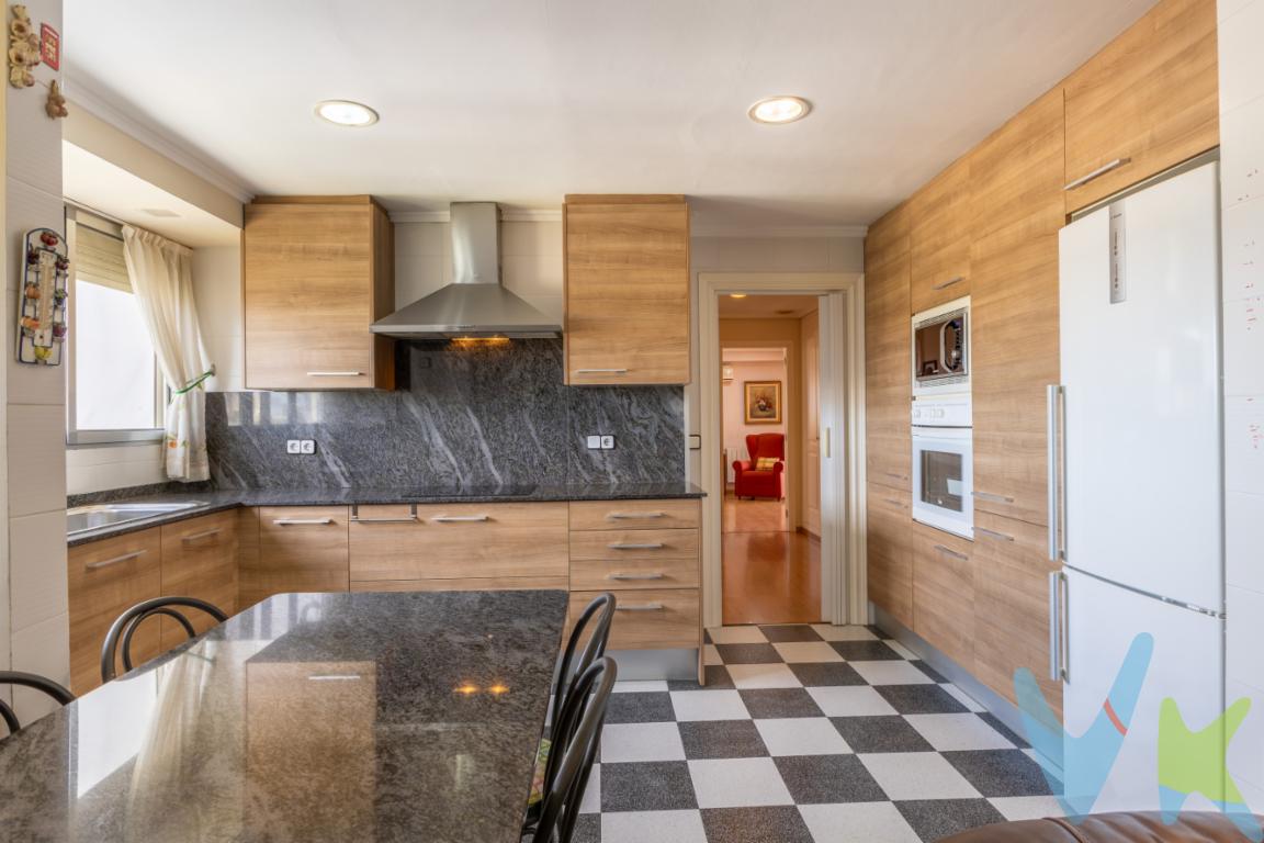 ¡Oportunidad única! Se vende impresionante ático en muy buen estado, con vistas despejadas tanto de la ciudad como de la montaña, que te ofrecerán un entorno tranquilo y agradable.Características destacadas:Tres amplias habitaciones.Cocina espaciosa con pequeña salita, ideal para disfrutar en familia.Salón-comedor con abundante luz natural, creando un ambiente cálido y acogedor.Perfecto para entrar a vivir, sin necesidad de reformas.Ubicación privilegiada:En una zona tranquila, cerca de un colegio, ideal para familias.¡No dejes escapar esta oportunidad! Un ático con muchas ventajas que te espera para que empieces a disfrutarlo desde el primer día.