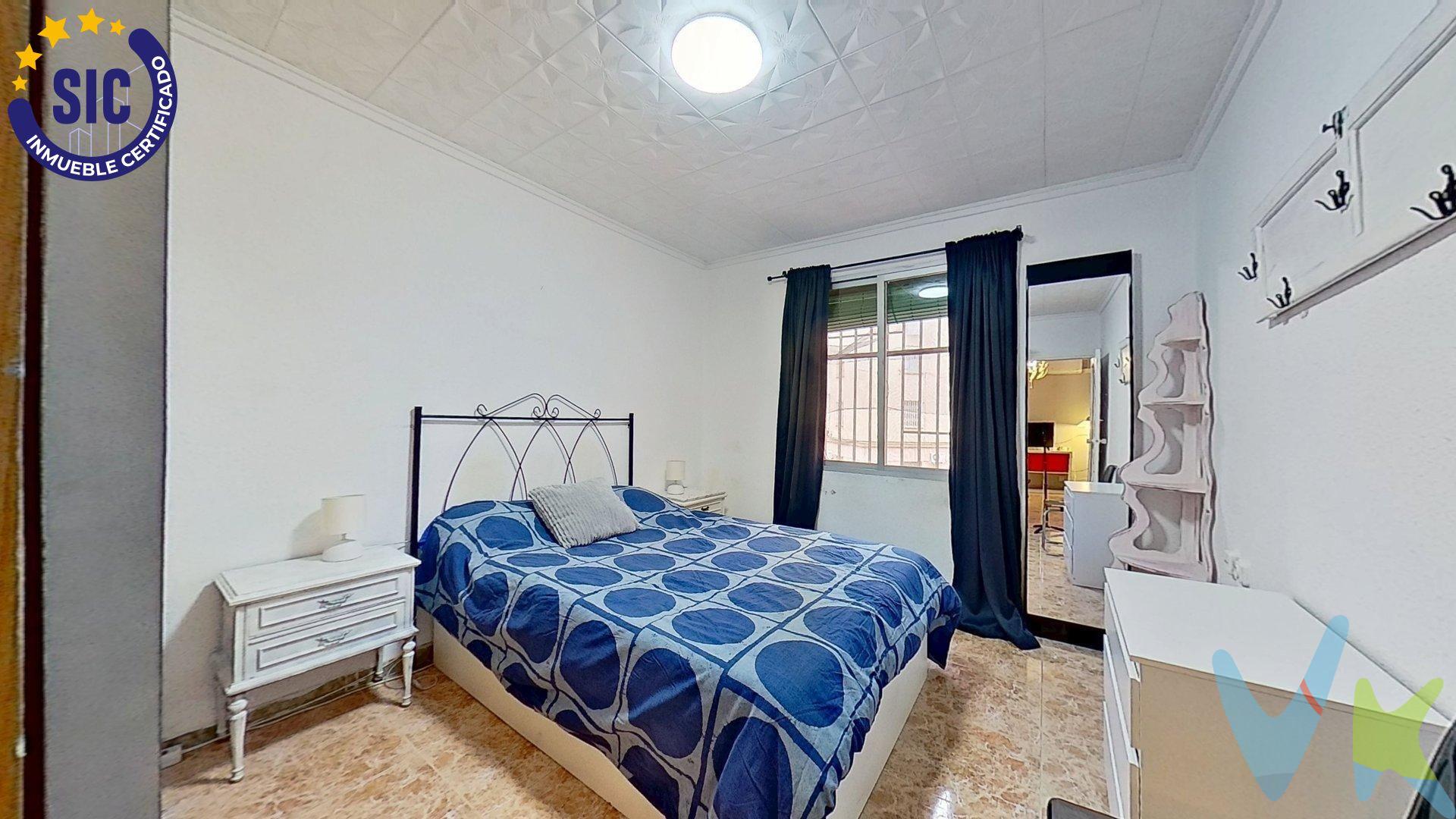 Vivienda interior, ideal para familias o parejas que buscan un hogar cómodo en una zona consolidada y bien comunicada. El piso está listo para entrar a vivir y se distribuye de forma práctica:. 2 dormitorios luminosos. Cocina independiente. Salón cómodo y funcional. Baño completo. Primera planta sin ascensor. No dispone de balcón. Ubicado en una zona con todos los servicios: supermercados, colegios, transporte público, centros de salud y comercios a pocos minutos. Un entorno perfecto para el día a día. VENTA:. PVP 199.000€.  Gastos e impuestos no incluidos en el precio. La compra conlleva impuestos y gastos de formalización para el comprador. A título orientativo se informa que en segundas transmisiones el  ITP  con carácter general en  Valencia  es del  10%, pudiendo existir otros tipos impositivos atendiendo a  las circunstancias  personales del comprador u otras circunstancias previstas legalmente. Base imponible del impuesto el mayor valor entre el precio de compraventa, la tasación o el valor de referencia catastral. En cuanto a los gastos de  notaría y registro, en su caso,  suelen oscilar aprox; entre 1,5% y 2,5% (aranceles variables según precio, n.º de copias y complejidad). El comprador elige notario. Si el comprador precisase de  hipoteca: tasación, condiciones y costes bancarios serán según entidad elegida por el comprador, así como los gastos de gestoría, y cualesquiera otros gastos inherentes a la formalización de la compraventa que legalmente correspondan a la parte compradora, salvo pacto expreso en contrario con el vendedor. El consumidor tiene,  conforme a la normativa vigente, a su disposición información y documentación adicional relativa al inmueble y condiciones de la compraventa, que podrá ser consultada en C/Joaquín Costa 4, bajo 46005 Valencia o urbe2@remax.es. Honorarios de mediación inmobiliaria a cargo del  COMPRADOR: (3% del precio final de venta más IVA (21%), salvo otro pacto.); y  de VENDEDOR (según acuerdo con el mismo). . Se informa al consumidor que la agencia actúa como intermediaria inmobiliaria en la operación, estando cualquier eventual compraventa y sus condiciones sujeta a la aceptación expresa del propietario-vendedor y a la posterior formalización del correspondiente contrato.