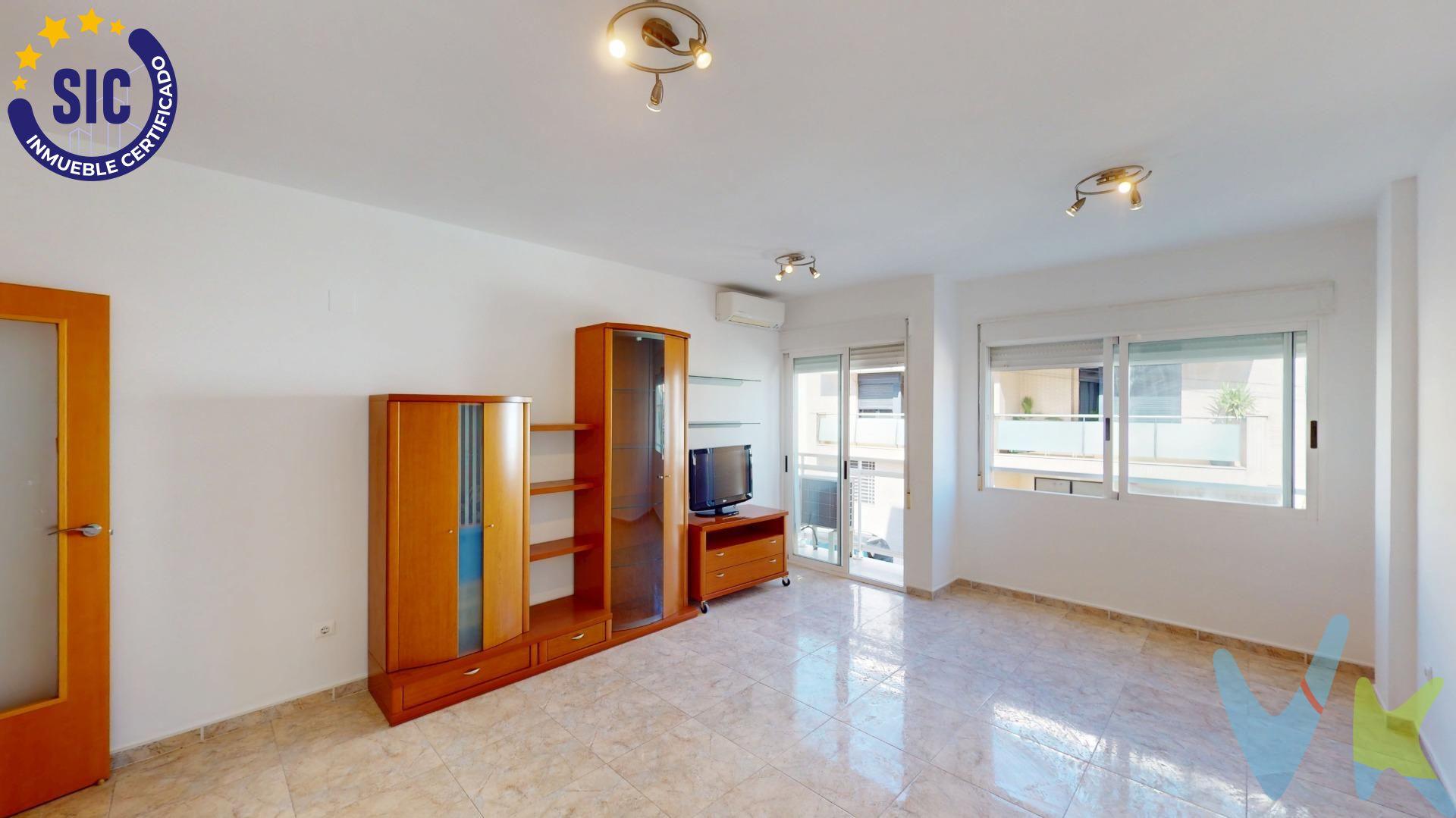 . Si buscas calidad de vida, espacio y la tranquilidad del Mediterráneo, Inmobiliaria Millet te presenta una joya difícil de encontrar:. Esta vivienda en primera planta en estado impoluto está lista para entrar a vivir sin necesidad de invertir un solo euro en reformas. Disfruta de un amplio y luminoso salón-comedor, 3 dormitorios y 2 baños completos (dormitorio principal con baño en suite para tu máxima privacidad). Su cocina independiente conecta directamente con un patio privado, perfecto para disfrutar de un desahogo al aire libre y con la posibilidad privilegiada de integrarse al salón si sueñas con una moderna cocina en concepto abierto (open concept). Comodidad total: Incluye plaza de garaje en planta sótano (olvídate de buscar aparcamiento) y un trastero privado en la azotea para máximo almacenamiento. Ubicado en un edificio con excelentes vecinos y a tan solo 2 km de las aguas cristalinas de la playa de Miramar, con todos los comercios y servicios básicos a mano. 