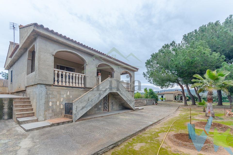 Ref. 04338 - EXCLUSIVA - Chalet independiente  en *SUELO RÚSTICO ( Max 70% financiación)* con amplia parcela y piscina en Cheste, Partida Horquera. Parcela de más de 2.800 m², con vistas despejadas .Tiene piscina, garaje, trastero, aseo exterior y una amplia barbacoa cubierta, perfecta para disfrutar de reuniones y celebraciones durante todo el año. La vivienda, distribuida en una sola planta, cuenta con 83 m² construidos, además de una terraza delantera de 28 m². En su interior dispone de salón comedor con chimenea, cocina independiente, 3 habitaciones y un baño. Dispone de suelos de gres, ventanas metálicas con mosquiteras y calentador de butano. 🌿 Si buscas tranquilidad, amplitud y un entorno natural privilegiado, este chalet independiente en suelo rústico, ubicado en la Partida Horquera de Cheste, es una excelente oportunidad. ✔ Agua de pozo por contador. ✔ Entorno tranquilo y natural. ✔ Ideal como segunda residencia o escapada de fin de semana. 📍 Ubicación muy bien comunicada:. Aproximadamente a 7 km de Vilamarxant, 8 km de Riba-Roja de Túria y 10 km de Cheste. ⚠️ La propiedad no dispone actualmente de suministro eléctrico, pero tenemos la opción de que sea Vivienda totalmente autónoma *por solo 8182€* mas : olvídate de Iberdrola. Esta propiedad puede funcionar de forma completamente independiente de la red eléctrica, gracias a una instalación solar aislada de altas prestaciones, diseñada para un uso habitual normal de la vivienda. La instalación incluye todo lo necesario para disponer de electricidad durante el día y la noche, sin necesidad de contratar suministro eléctrico ni realizar costosas acometidas:. ☀️ 10 paneles solares (6 kWp) que garantizan una excelente producción diaria. 🔌 Inversor híbrido de 6 kW, capaz de alimentar los consumos habituales de una vivienda. 🔋 Batería de gran capacidad de 14,3 kWh, que asegura autonomía nocturna y estabilidad incluso en días nublados. 🧠 Sistema inteligente de gestión de energía. 🛠️ Estructura, protecciones, cableado, instalación y puesta en marcha incluidos. Gracias a esta configuración, la vivienda puede cubrir sin problema los consumos habituales (iluminación, nevera, televisión, electrodomésticos, bomba de agua, etc.), sin depender de la red eléctrica. 💰 Precio total de la instalación, totalmente terminada: 8.182 € (IVA incluido). Una solución moderna, eficiente y sostenible que elimina facturas eléctricas y revaloriza el inmueble, ideal tanto para uso habitual como para segunda residencia. 👉 Con este sistema, no necesitas Iberdrola. Solo sol y tranquilidad. Una vivienda con gran parcela, rodeada de naturaleza y con excelentes espacios exteriores, sin renunciar a la cercanía de poblaciones con todos los servicios. 📞 Consúltanos para más información o visita sin compromiso. . Información importante:. Gastos de intermediación, notaría, registro de la propiedad, gestión de cambio de nombre e impuesto de transmisiones patrimoniales no incluidos en el precio del inmueble ofertado. Por expreso deseo del propietario, este inmueble se comercializa en exclusiva por nuestra empresa. Rogamos no contactar directamente con la propiedad. Para visitas, contacte con nosotros. Información al consumidor:. La compra del inmueble conlleva honorarios adicionales a consultar. Servicios incluidos:. Supervisión de documentación y verificación del estado registral y catastral. Negociación con el vendedor. Redacción de contratos y seguimiento hasta la firma. Asistencia en la obtención de financiación y tasación. Acompañamiento en visitas adicionales y cambios de suministros. 📞 Contacto y más información:. 962781409. #exclusiva=venta=compromiso #inmobiliarialiria #lliriahomeinmobiliaria #firmanotaria #clientescontentoslliriahome. . . . 