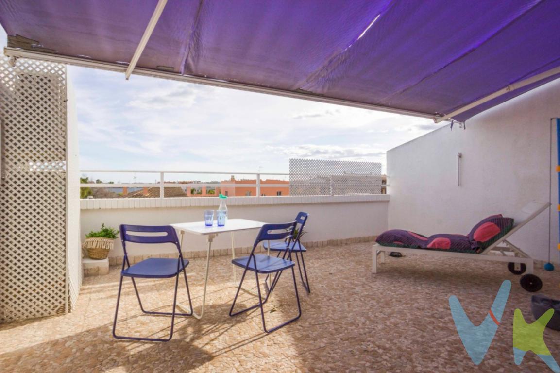 Espacio, comodidad y una magnífica terraza para disfrutar todo el añoSi buscas una vivienda amplia, luminosa y lista para entrar a vivir, este fantástico ático dúplex en la calle Rei en Jaume de Rafelbuñol es una oportunidad que no puedes dejar escapar. Situado en una zona tranquila y bien comunicada. La vivienda cuenta con 134 m² construidos y 107 m² útiles distribuidos en dos plantas, diferenciando perfectamente la zona de descanso de los espacios de convivencia.Distribución práctica y funcionalEn la planta baja encontramos tres habitaciones, una de ellas actualmente abierta, lo que permite adaptarla fácilmente como despacho, sala de estar o volver a configurarla como dormitorio según las necesidades de cada familia. Además, dispone de tres baños, una característica poco habitual que aporta un extra de comodidad para el día a día.La habitación principal cuenta con acceso a un agradable balcón, un rincón perfecto para disfrutar de la luz natural y de momentos de tranquilidad.En la planta superior se ubican el salón-comedor y la cocina, creando una zona social amplia y acogedora. Desde aquí se accede a la espectacular terraza de aproximadamente 22 m², uno de los grandes atractivos de la vivienda. Un espacio ideal para comidas al aire libre, reuniones con amigos, crear una zona chill out o simplemente relajarse disfrutando del buen clima mediterráneo.Lista para entrar a vivirLa vivienda se encuentra en muy buen estado de conservación y dispone de acabados que aportan confort y calidad, como suelo de parquet y sistema de aire acondicionado, garantizando una temperatura agradable durante todo el año.Además, el precio incluye una plaza de garaje en el mismo edificio, una ventaja muy valorada que aporta comodidad y seguridad.Vivir en RafelbuñolRafelbuñol es una de las localidades más demandadas de lHorta Nord por su equilibrio entre tranquilidad residencial y excelentes conexiones con Valencia. La población dispone de todos los servicios necesarios para el día a día: centros educativos, instalaciones deportivas, comercios, supermercados, zonas verdes y una amplia oferta de restauración. Además, cuenta con estación de Metrovalencia, lo que permite conectar cómodamente con el centro de Valencia y otras localidades del área metropolitana. La línea que conecta Rafelbuñol con Valencia es una de las más utilizadas de la red metropolitana.Su ubicación estratégica permite disfrutar de un entorno tranquilo sin renunciar a la cercanía de la ciudad, las playas del litoral valenciano y las principales vías de comunicación.Una vivienda que merece ser visitadaPor su amplitud, distribución, excelente estado de conservación, terraza de gran tamaño y ubicación en una de las poblaciones con mayor proyección de lHorta Nord, este ático dúplex reúne todas las características para convertirse en tu próximo hogar.Contacta con nosotros para más información o para concertar una visita. Estaremos encantados de enseñarte todo lo que esta vivienda puede ofrecerte.Se muestra a título informativo y no contractual. El precio no incluye lo siguiente: Honorarios de la agencia inmobiliaria, impuestos (IVA, ITP) y otros gastos de la Compraventa (notaria, gestoría y registro).