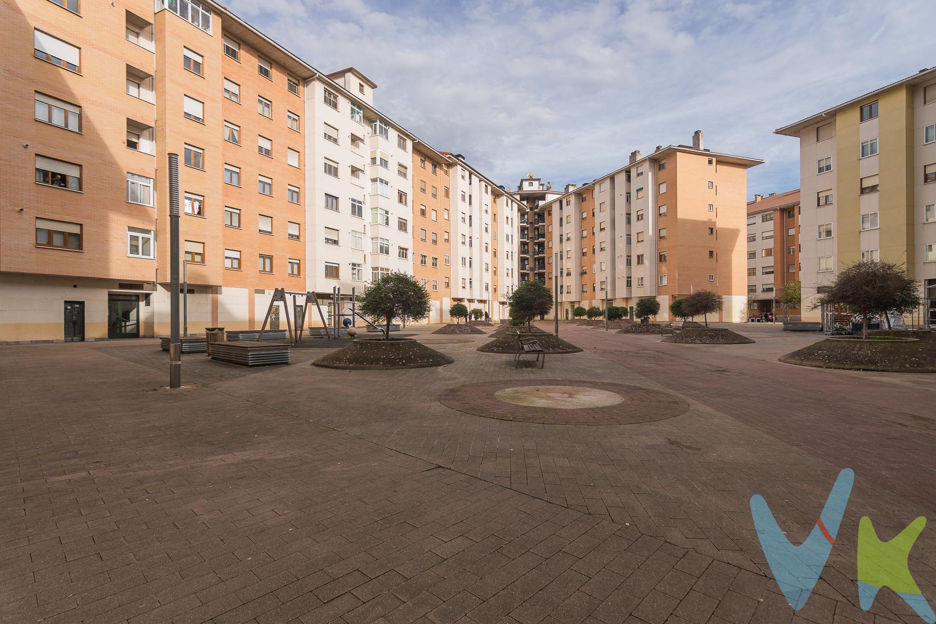 Presentamos esta magnífica vivienda ubicada en la codiciada Plaza Soroko de Ansoáin, ideal para quienes buscan comodidad y calidad de vida. Con una superficie construida de 90 m² y útil de 79.74 m², este piso exterior cuenta con tres amplios dormitorios que ofrecen luminosidad natural gracias a su favorable orientación. La propiedad se encuentra en buen estado general, cuenta con ascensor y el portal fue reformado eliminando barreras arquitectónicas. El garaje y el trastero en el propio edificio son dos características adicionales que aportan gran valor a esta oferta inmobiliaria dado que se encuentra situado en un punto muy céntrico del municipio. Situado cerca del Ayuntamiento, zonas deportivas y áreas verdes donde disfrutar actividades al aire libre o pasear tranquilamente. Además, está actualmente en proceso de rehabilitación energética mediante la instalación de fachada ventilada y sustitución completa de carpinterías exteriores. El coste de dichas obras de rehabilitación ya han sido abonadas por parte del vendedor, estas obras garantizan confort así como un ahorro energético significativo a futuro en los consumos de combustible. No pierdas la oportunidad de adquirir tu nuevo hogar bien distribuido junto a todos los servicios necesarios: transporte público cercano como autobuses , colegios cercanos complementan perfectamente lo atractivo del entorno.