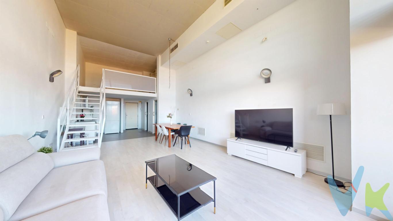 Un loft donde el diseño, la luz y la tranquilidad se encuentran.En el barrio de Vara de Quart, Valencia, te espera este loft reformado y listo para entrar a vivir, ideal para quienes buscan un espacio moderno, funcional y con extras que marcan la diferencia.Nada más entrar, la luz natural envuelve cada rincón gracias a su distribución abierta y cuidada. La cocina abierta, integrada en la zona principal, invita a compartir y a disfrutar de un estilo de vida cómodo y actual. El confort está asegurado durante todo el año con aire acondicionado por conductos.La habitación en altillo aporta carácter y aprovecha la altura para crear un dormitorio íntimo y acogedor, bien diferenciado de la zona de día. Además, dispone de un baño completo, moderno y funcional.Y si el interior enamora, el exterior remata la experiencia: una terraza privada para desayunos al sol, cenas tranquilas o simplemente desconectar. El residencial ofrece una fantástica piscina comunitaria, zona común ajardinada para relajarte o pasear, y la tranquilidad de contar con portero 24 horas.Todo esto, con la comodidad de un ascensor de 6 plazas y un ambiente sereno y silencioso, perfecto para vivir con calma sin renunciar a Valencia.Un loft diferente, luminoso y con servicios de urbanización que elevan tu día a día.📍 Vara de Quart  Valencia ✨ Reformado | Terraza privada | Piscina | Jardines | Portero 24hAgencia Registrada con el Nº 89 en el Registro Obligatorio de Agentes Inmobiliarios de la Comunitat Valenciana. Puede consultar en la web de la GVA:https://habitatge.gva.es/es/registres-en-materia-habitatgeLa oferta está sujeta a cambios de precio o retirada del mercado sin previo aviso. Este anuncio en su conjunto, incluyendo textos, fotos, imágenes o cualquier otro contenido del mismo, no es vinculante dado que la información es ofrecida por terceros y puede contener errores. Se muestra a título informativo y no contractual. El precio no incluye lo siguiente: Honorarios de la agencia inmobiliaria, impuestos (IVA, ITP) y otros gastos de la Compraventa (notaria, gestoría y registro). Por mandato expreso del propietario, comercializamos este inmueble en exclusiva, lo que le garantiza el acceso a toda la información, a un servicio de calidad, un trato fácil, sencillo y sin interferencias de terceros. Por este motivo, se ruega no molestar al propietario, a los ocupantes de la propiedad o a los vecinos. Muchas gracias por su comprensión. Si usted es agente inmobiliario y tiene un cliente para este inmueble, llámenos: estaremos encantados de colaborar.   