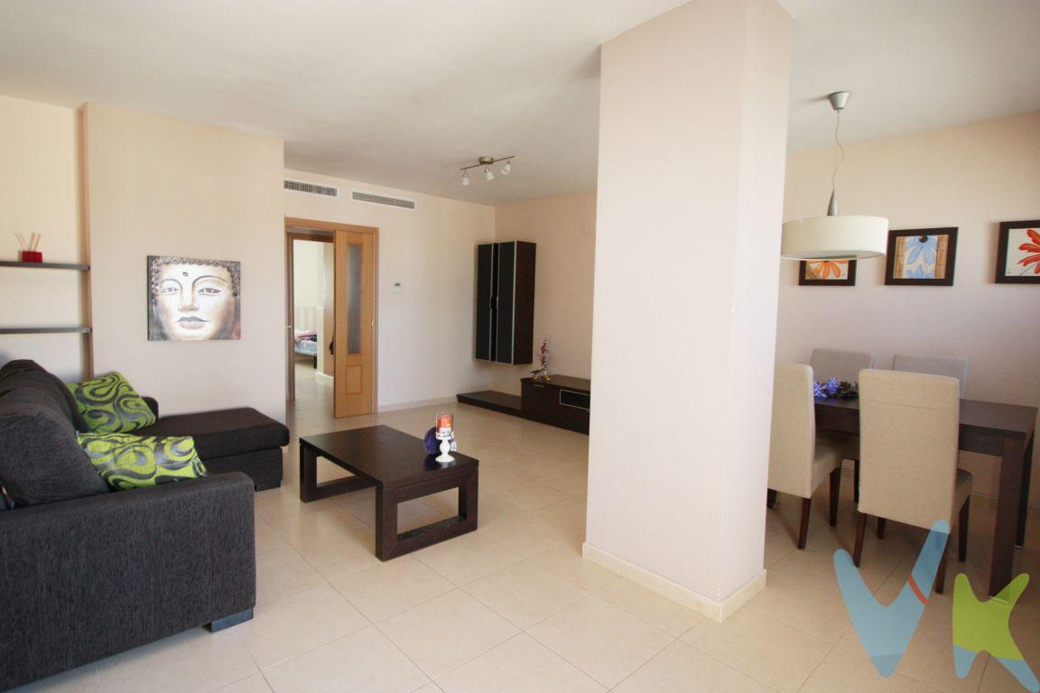 Te presentamos este exclusivo ático que destaca por su comodidad y amplitud, ya que toda la vivienda se distribuye en una sola planta, algo poco habitual en este tipo de propiedades. La vivienda cuenta con tres amplias habitaciones, dos baños completos (uno de ellos en suite) y una moderna cocina equipada con encimera de Silestone blanco, con acceso directo a una práctica galería. El salón-comedor, de aproximadamente 30 m², es un espacio luminoso y acogedor que conecta con una fantástica terraza de 25 m² equipada con una elegante pérgola de madera, ideal para disfrutar de comidas al aire libre o momentos de relax. Desde esta terraza accedemos mediante una escalera a una espectacular segunda terraza de aproximadamente 70 m², un auténtico espacio privilegiado para disfrutar del aire libre, rodeado de jardineras, con vistas despejadas y una pérgola de 3 metros que aporta una agradable zona de sombra. La finca es moderna y se encuentra rodeada de zonas ajardinadas y espacios infantiles, lo que la convierte en una opción ideal tanto para familias como para quienes buscan tranquilidad y calidad de vida. Un ático único que destaca por sus grandes espacios exteriores y su excelente distribución. ¡Ven a descubrirlo!. . .  .  . 