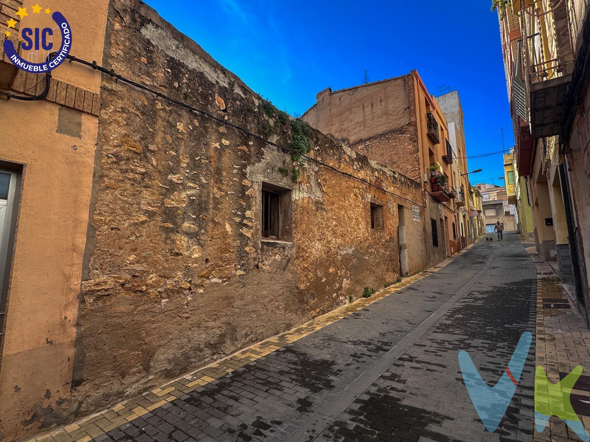 Presentamos un atractivo terreno urbano situado en la pintoresca parte alta del pueblo de Alcora. Este espacio cuenta con aproximadamente 150 metros cuadrados, actualmente designado como corral, lo que brinda una excelente oportunidad para aquellos interesados en construir su hogar ideal a medida y disfrutar de un encantador patio privado. Además, si eres inversor, este solar representa una opción estratégica perfecta: puedes desarrollar múltiples viviendas destinadas al alquiler y obtener así rendimientos atractivos a corto plazo. No pierdas esta valiosa oportunidad de adquirir un inmueble con potencial tanto residencial como comercial; el futuro te está esperando aquí. Este inmueble es en exclusiva, con lo que le facilitamos cualquier información sobre la vivienda. Por este motivo, solicitamos no molesten al propietario, ocupantes de la propiedad, vecinos o conserje de la comunidad. En todos los casos los precios expuestos son más impuestos y gastos derivados de la transmisión del inmueble.