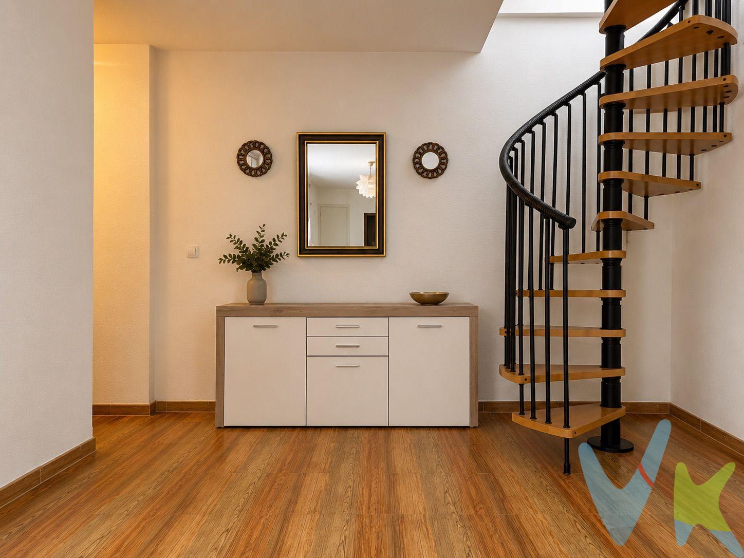 PRECIO DE VENTA: [135.000 + GASTOS] €. A pocos pasos del centro de Olivares se encuentra este acogedor dúplex pensado para disfrutar de la comodidad del día a día. Su distribución aprovecha cada metro cuadrado, ofreciendo espacios funcionales, luminosos y agradables. El salón-comedor se convierte en el corazón de la vivienda e integra una práctica cocina tipo office, perfectamente incorporada al ambiente y diseñada para mantener el espacio despejado sin renunciar a la funcionalidad. La vivienda dispone de dos dormitorios, un baño y una magnífica terraza privada, un espacio ideal para disfrutar del aire libre, relajarse o compartir buenos momentos con familiares y amigos. Además, incluye plaza de garaje, un valor añadido que aporta comodidad y tranquilidad en el día a día. Su ubicación permite ir caminando al centro del municipio, con supermercados, comercios, colegios, zonas de ocio y todos los servicios necesarios a escasa distancia, disfrutando al mismo tiempo de un entorno tranquilo y bien comunicado con Sevilla. Una vivienda lista para entrar a vivir, perfecta tanto para quienes buscan su primer hogar como para quienes desean realizar una inversión con gran potencial. Características:. * 2 dormitorios. * 1 baños. * Salón-comedor muy luminoso. * Cocina tipo office integrada. * Amplia terraza privada. * Plaza de garaje incluida. * Muy cerca del centro de Olivares. * Lista para entrar a vivir. En cumplimiento de las obligaciones de información previstas en la Ley 10/2025, de 28 de diciembre, de servicios de atención a la clientela y transparencia, así como en la normativa sectorial vigente, se hace constar que el precio indicado no incluye los gastos e impuestos inherentes a la adquisición, los cuales se desglosan a continuación:. •	Impuesto sobre Transmisiones Patrimoniales (ITP): Se aplicará el tipo impositivo vigente en la Comunidad Autónoma de Andalucía, generalmente el 7% (9.450€), sin perjuicio de tipos reducidos del 3,5%, 1,2% o 1% aplicables según las circunstancias personales del comprador o las características del inmueble). El impuesto se devenga sobre el Valor de Referencia de Catastro o el precio de venta, aquel que resulte superior. •	Gastos de Notaría: Los honorarios notariales se calcularán conforme al arancel oficial regulado en el Anexo I, del Real Decreto 1426/1989, de 17 de noviembre, por el que se aprueba el arancel Notarial. •	Gastos de Registro: La inscripción en el Registro de la Propiedad se facturará según el arancel oficial establecido en el ANEXO I, del Real Decreto 1427/1989, de 17 de noviembre, por el que se aprueba el arancel Notarial. •	Gastos de Gestión (Gestoría): Los honorarios por la tramitación administrativa, liquidación de impuestos e inscripción registral ascienden aproximadamente a [545] € (IVA incluido). •	Honorarios Agencia del Vendedor: incluidos en el PVP. •	Honorarios Agencia del comprador: La agencia prestará los servicios de información, asesoramiento y acompañamiento previstos en el Encargo de Servicios y en el D.I.A. Si solicita servicios adicionales o personalizados, sus honorarios serán informados previamente, de forma individualizada y por escrito, conforme a la libertad de pactos y a la normativa vigente. NO VINCULADOS AL PRECIO DE COMPRA. Para una información exhaustiva sobre el funcionamiento, tipos impositivos y bonificaciones del ITP en Andalucía, puede consultar el portal oficial de la Agencia Tributaria de la Junta de Andalucía en el siguiente enlace:. https://www.juntadeandalucia.es/organismos/economiahaciendayfondoseuropeos/areas/tributos-juego/tributos/paginas/impuestos-cedidos-transmisiones.html; . Documento D. I. A. a disposición del consumidor según Decreto 218/2005 Junta de. Andalucía. 