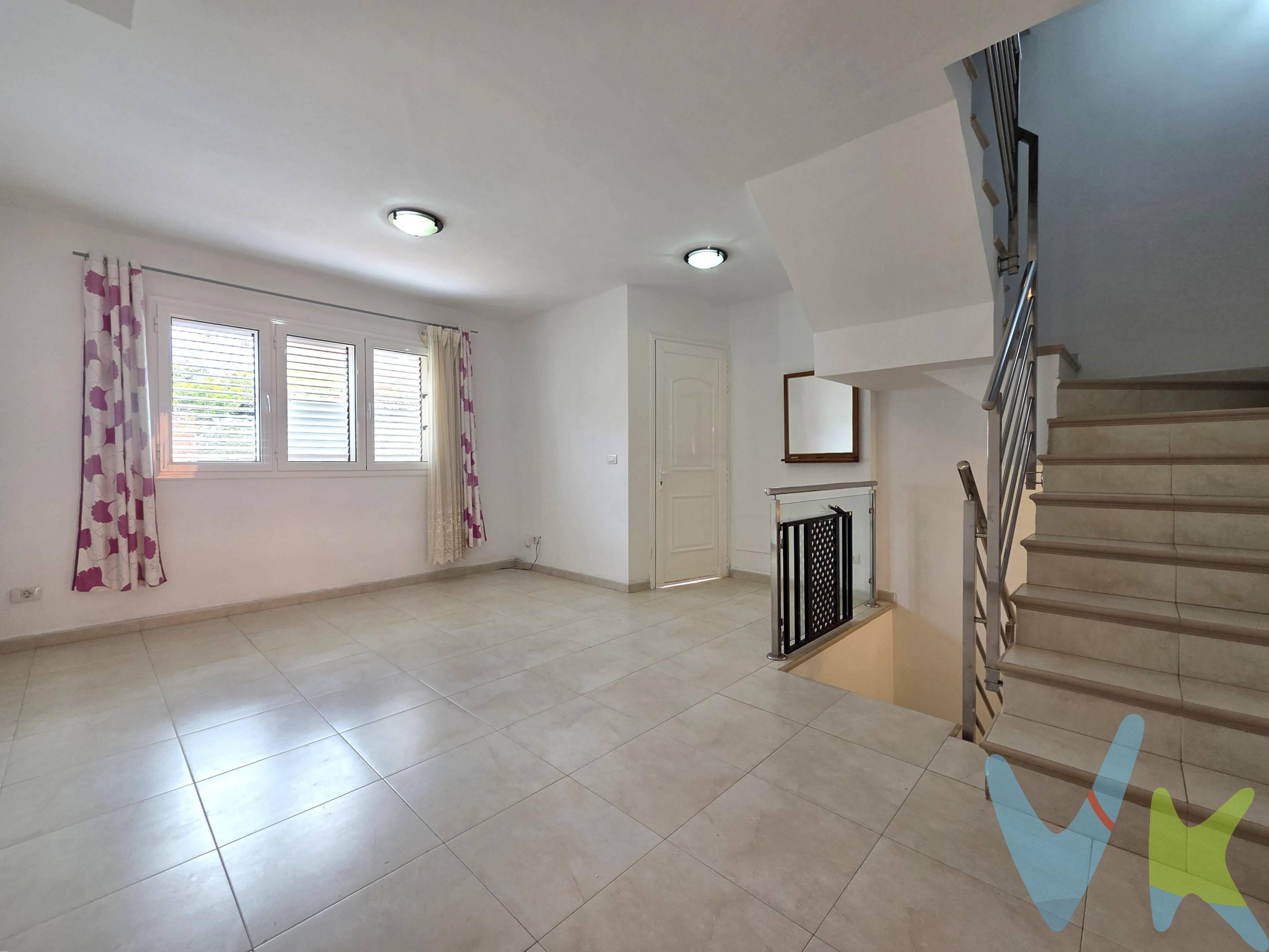 ¡BAJADA DE PRECIO! Se vende estupendo tríplex con plaza de garaje en Los Portales, en el municipio de Arucas. La vivienda cuenta con 141 m² construidos (superficie catastral) y ofrece una distribución cómoda y versátil, ideal para familias que buscan amplitud, tranquilidad y espacios exteriores para disfrutar durante todo el año. . Se distribuye en:. - Planta baja: al acceder a la vivienda nos recibe un amplio y luminoso salón-comedor, una cocina independiente totalmente equipada y un baño. Desde la cocina se accede a una magnífica terraza, perfecta para disfrutar de comidas al aire libre, reuniones familiares o momentos de relax. - Planta semisótano: dispone de tres amplios espacios que ofrecen múltiples posibilidades de uso: dormitorios adicionales, sala de juegos, gimnasio, despacho, sala de cine o zona de ocio, adaptándose a las necesidades de cada familia. - Planta primera: destinada a la zona de descanso, cuenta con dos amplios dormitorios con armarios empotrados y un baño completo. Destaca por su luminosidad y por las agradables vistas que ofrece. - Azotea: en la planta superior encontramos uno de los grandes atractivos de la vivienda: una espectacular azotea privada con preciosas vistas, un espacio ideal para disfrutar del buen clima de la isla, celebrar reuniones con familiares y amigos o simplemente relajarse contemplando el entorno. La plaza de garaje se encuentra en el garaje comunitario a pocos metros de la vivienda. El inmueble se encuentra en buen estado de conservación y listo para entrar a vivir.  Además, su ubicación es excelente, en una zona tranquila y residencial, a tan solo 4 minutos del casco de Arucas, con todos los servicios necesarios al alcance: supermercados, colegios, centros de salud, zonas deportivas y transporte público. Una vivienda con amplios espacios, dos magníficas terrazas, plaza de garaje y preciosas vistas, ideal para quienes buscan tranquilidad sin renunciar a la cercanía de todos los servicios. Información: en el precio de venta no se incluyen gastos de notaría, registro e impuestos derivados de la misma. Los datos expuestos son meramente orientativos y se encuentran sujetos a errores u omisiones involuntarias. 