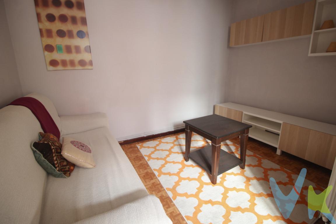 ¡Oportunidad en Gijón! Bajocubierta con encanto en Laviada, el equilibrio perfecto entre inversión y hogar.Si buscas la independencia de vivir en un ático o una rentabilidad asegurada, esta vivienda de 54 m² es para ti. Ubicado en una de las zonas más dinámicas y mejor comunicadas de la ciudad, este espacio destaca por su luminosidad y una distribución optimizada para el máximo confort.Lo mejor de este Bajocubierta:Ubicación estratégica: En pleno barrio de Laviada, rodeado de todos los servicios (comercios, restauración, buses) y a un paso del centro.Ideal para singles, parejas o inversores. ¿Vienes a verlo? Las oportunidades así vuelan.Privacidad: Al ser la última planta, disfruta de mayor tranquilidad y vistas despejadas.Extra de espacio: Incluye trastero, la solución perfecta de almacenaje.Comodidad total: Edificio con ascensor y acceso sin barreras.Distribución inteligente: Habitación amplia y salón lleno de luz natural.Gastos e impuestos no incluidos en el precio. A título orientativo, en segundas transmisiones, el comprador abonará el Impuesto sobre Transmisiones Patrimoniales (ITP). Para consultar los porcentajes del ITP en Asturias puede hacerlo a través de la web oficial de servicios tributarios del Principado de Asturias https://sede.tributasenasturias.es/sites/sede/default/es_ES/Que-quieres-hacer/Transmisiones-Patrimoniales-y-AJD. La base imponible será el mayor valor entre precio de compraventa, tasación o valor de referencia catastral. Gastos de notaría y registro según aranceles variables según precio, número de copias y complejidad.  El comprador escoge libremente notario. El vendedor asume la plusvalía y el resto de gastos son del comprador. Si se precisa hipoteca: Tasación, condiciones y costes bancarios según entidad elegida por el comprador; así como los gastos de gestoría y cualesquiera otros inherentes a la formalización de la compraventa. De acuerdo con la ley, no se incluyen en el precio otros gastos o tributos que legalmente correspondan al comprador. Honorarios de intermediación inmobiliaria a cargo del vendedor y honorarios de mediación inmobiliaria del 2% más I.V.A. con un mínimo de 2.000 + IVA a cargo del comprador. El consumidor tiene derecho, conforme a la normativa vigente, a disponer de información y documentación adicional relativa al inmueble y condiciones de la compraventa, accesible en la sede física o mediante correo electrónico de la Agencia cuyos datos de contacto aparecen en la página web. La agencia actúa exclusivamente como intermediaria en la operación. Cualquier compraventa y sus condiciones quedan sujetas en todo caso a la aceptación expresa del vendedor del inmueble y a la posterior formalización del correspondiente contrato. El presente anuncio tiene carácter meramente informativo; la información suministrada se corresponde con la disponible a la fecha de publicación, pudiendo variar en función de las circunstancias o actualizaciones legales, contractuales y fiscales.