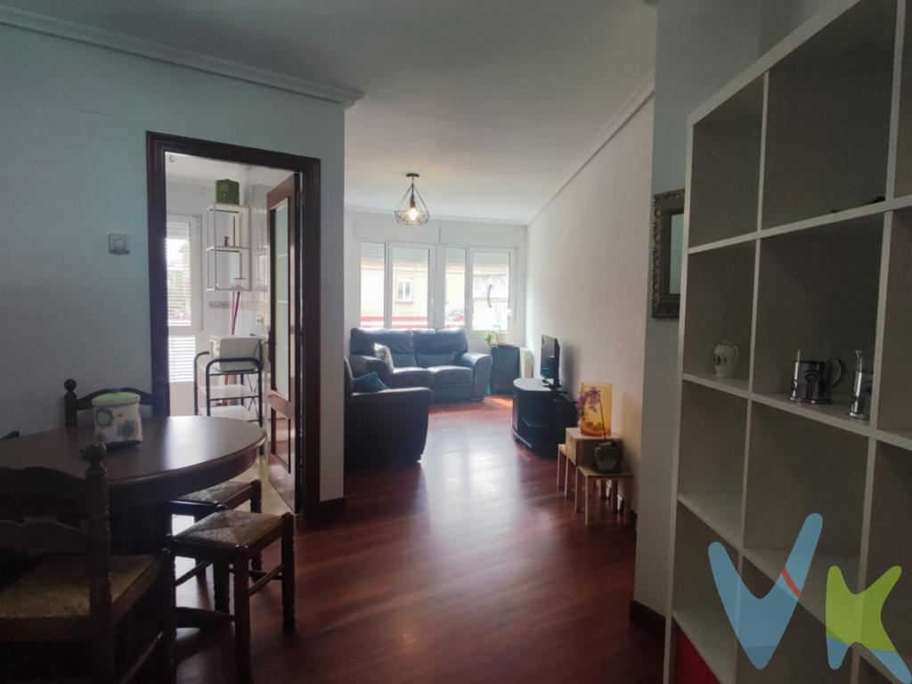 APARTAMENTO EN VENTA EN PLENO CENTRO DE SARÓNAcogedor apartamento de una habitación con armario y cama de matrimonio, baño completo con bañera, salón comedor y cocina completamente equipada.En el recibidor consta de armario para almacenamiento.¡¡Listo para entrar a vivir!!Ubicado en pleno centro de Sarón, con todos los servicios al alcance (supermercados, farmacias, estación de autobuses, centro de salud...)Edificio tranquilo y bien cuidado.Sarón se encuentra muy cerca del Parque de Cabárceno, a 3 minutos de la A-8 y a unos 20 de Santander y sus playas. Es un lugar perfectamente ubicado, donde tienes las playas y las montañas a un paso.¡¡¡LLÁMANOS Y VEN A VERLO ENSEGUIDA, NO DURARÁ MUCHO!!!Al comprador se le cobrarán gastos de gestión.Los precios mostrados no incluyen impuestos, gastos de compraventa ni financiación. 