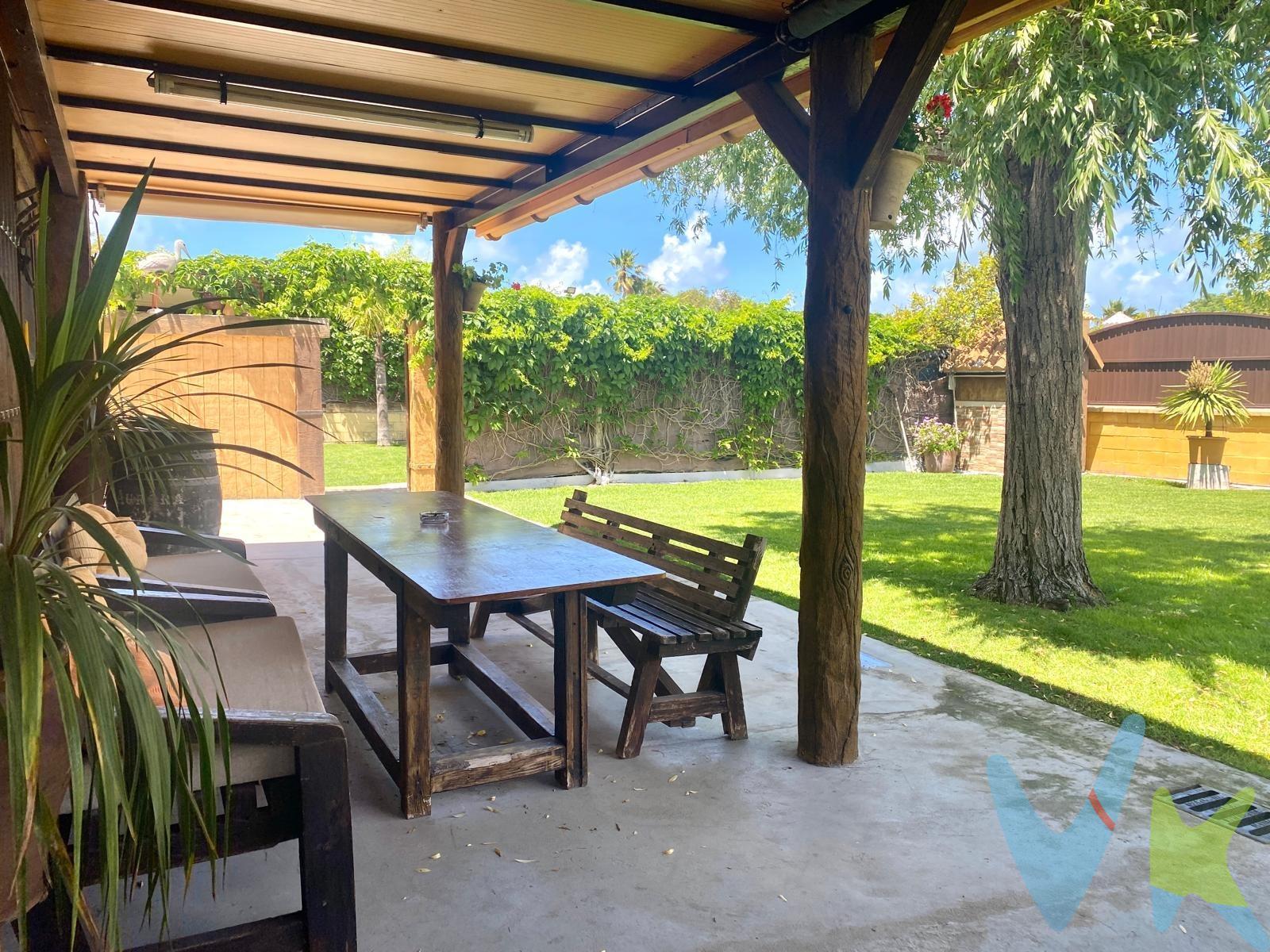 OD1199.  Se venden dos parcelas rústicas contiguas en el Pinar de la Villa, cada una con su propia casa, actualmente destinadas al alquiler vacacional y de temporada. Se venden juntas, porque comparten contador de luz y fosa séptica, y están registradas en proindiviso,  las viviendas tienen agua potable. . Ambas viviendas están equipadas y funcionando, con una clientela habitual y asegurada (se pasan contactos) Una excelente opción para quien quiera invertir en turismo rural, mantener la actividad de alquiler, o disfrutar de un entorno natural con espacio para familia y amigos. . Una parcela tiene 350 m² y la casa 3 habitaciones, una en buhardilla, salón - cocina americana, baño amplio con placa de ducha, y zona de lavadero. En el exterior un porche, área de ocio con neveras, pantalla de cine, chimenea y trastero. La puerta de entrada es automática y amplia. La otra parcela tiene 250 m² y 2 habitaciones, una en buhardilla, baño con placa de ducha, vestidor, salón amplio y cocina. En el exterior un porche. La puerta de entrada es automática y amplia. Llama para pedir información, pero no me preguntes si se venderían separadas ¡por favor!. Se informa al consumidor de que los gastos e impuestos derivados de la compraventa no están incluidos en el precio publicitado. En las segundas transmisiones, la compra está sujeta al Impuesto de Transmisiones Patrimoniales (ITP), cuyo tipo general en Andalucía es actualmente del 7%, pudiendo existir bonificaciones en función de las circunstancias personales del comprador u otras condiciones previstas en la normativa vigente. Para el cálculo del impuesto, la base imponible se determinará tomando el mayor valor entre el precio de compraventa, el valor de tasación o el valor de referencia catastral. Los gastos de notaría y Registro de la Propiedad, en su caso, son variables y dependen de los aranceles aplicables según el precio y la complejidad de la escritura, pudiendo oscilar aproximadamente entre el 0,5% y el 0,6% del precio de compraventa. En caso de necesitar financiación, la obtención de la misma dependerá de la entidad bancaria al estar edificadas sobre suelo rústico. 