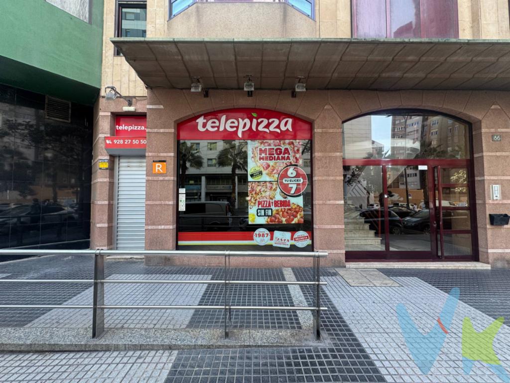 **¡Atención inversores y emprendedores! Local en Mesa y López apto para RIC**. ¡No deje pasar esta oportunidad única de inversión en Mesa Y López! Este amplio local comercial de 165 m² está ubicado en una de las zonas más cotizadas de Las Palmas de Gran Canaria, a solo 400 metros de la emblemática playa de Las Canteras, lo que garantiza un alto tránsito peatonal y una excelente visibilidad para su negocio. Además, este local es apto para la RIC (Reserva de Inversiones Canarias). . **Recorrido por el Local**. Al entrar por la puerta, nos encontramos con una amplia zona de aproximadamente 90 metros cuadrados destinada a las mesas para los clientes, un espacio diáfano y luminoso ideal para crear un ambiente acogedor. A continuación, se ubican los baños, adaptados para personas con movilidad reducida. Enfrente, el mostrador donde los trabajadores atenderán a los clientes. Justo detrás del mostrador, se encuentra la cocina, espaciosa y equipada con una gran campana extractora, perfecta para desarrollar cualquier actividad gastronómica. A un lado de la cocina, un cuarto que puede destinarse a almacenamiento. Dos cuartos ideales para telecomunicaciones, logística, planificación, contabilidad o cualquier otro uso que se requiera, además de otro cuarto para almacenamiento. Al otro lado, una gran cámara frigorífica y un baño completo con ducha para el personal. **Fácil Acceso para Personas con Movilidad Reducida**. Este local cuenta con un diseño que facilita el acceso a personas con movilidad reducida, lo que garantiza un espacio inclusivo y accesible para todos los clientes. **Estado Impecable y Gran Visibilidad**. El local se encuentra en excelentes condiciones, listo para que le des tu toque personal y lo adaptes a tu visión de negocio. Una pequeña actualización estética sería suficiente para crear el ambiente perfecto para tu marca. Además, cuenta con un escaparate de 5 metros de fachada acristalada, que ofrece una excelente visibilidad desde la calle y atrae la atención de los viandantes. Su amplitud y distribución ofrecen la flexibilidad necesaria para diseñar un espacio atractivo y funcional para los clientes, especialmente si está pensando en un negocio de restauración. La zona de Las Canteras, junto con la Avenida José Mesa y López, la arteria principal de la ciudad, es conocida por su alto tránsito peatonal y la diversidad de clientes que la frecuentan, lo que garantiza un flujo constante de potenciales consumidores para su negocio. 