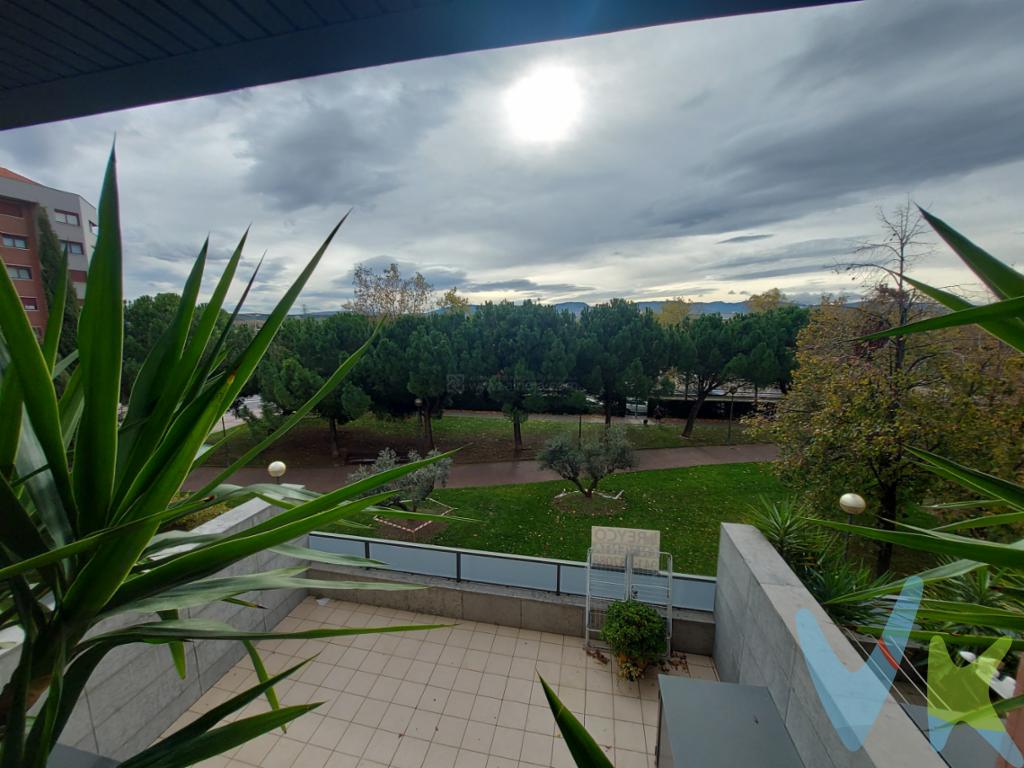 Vivienda en Residencial en Cascajos, zona residencial de Logroño.Se presenta una oportunidad única para adquirir un espléndido piso en la cotizada zona de Cascajos, Logroño. Este inmueble, disponible para venta, ofrece 109 m² construidos que destacan por su diseño funcional y elegante. Ubicado en la segunda planta de un edificio edificado en el año 2005, el piso combina modernidad y comodidad.El salón, amplio y luminoso, ofrece un acceso directo a una terraza. Con tres habitaciones, este piso es ideal para familias que buscan un espacio acogedor y funcional. Todas las habitaciones han sido diseñadas para optimizar el espacio y la luz, asegurando un ambiente armonioso y sereno.El inmueble destaca por su cocina moderna, completamente equipada con electrodomésticos. La propiedad cuenta con 2 baños en perfecto estado, con acabados modernos, pensado para brindar el máximo confort. El edificio ofrece diversas comodidades, empezando por un ascensor que facilita el acceso a la vivienda desde la planta baja. Para quienes poseen vehículo, el piso incluye una plaza de garaje, asegurando tranquilidad y seguridad. Adicionalmente, se dispone de un trastero, proporcionando un espacio extra de almacenamiento que siempre es valorado.Un gran atractivo de esta propiedad es su piscina comunitaria. Un oasis personal donde disfrutar del verano y relajarse al aire libre, desconectando de la rutina diaria sin necesidad de salir de casa. Esta característica exclusiva añade un valor incalculable a la calidad de vida de los residentes.La ubicación del inmueble es inmejorable. Situado en una de las mejores zonas de Logroño, goza de una comunicación excelente con el resto de la ciudad. Transporte público, como el autobús, está a pocos minutos caminando, facilitando el acceso a diversos puntos de interés de la ciudad. Esta particularidad convierte a la ubicación en un perfecto equilibrio entre tranquilidad residencial y acceso urbano.El entorno de Cascajos es conocido por su vida de barrio activa, con servicios próximos como supermercados, colegios y zonas de ocio. Los futuros dueños de esta propiedad tendrán a su alcance todo lo necesario para una vida cómoda y agradable.Se invita cordialmente a los interesados a visitar este excepcional piso y descubrir personalmente todo lo que ofrece. No dude en ponerse en contacto para concertar una cita. Aquí encontrará no solo una casa, sino un lugar donde crear inolvidables recuerdos. Cada rincón de este piso está pensado para ofrecer calidez, confort y calidad de vida, elementos clave que hacen de esta propiedad la elección ideal para su próximo hogar. 