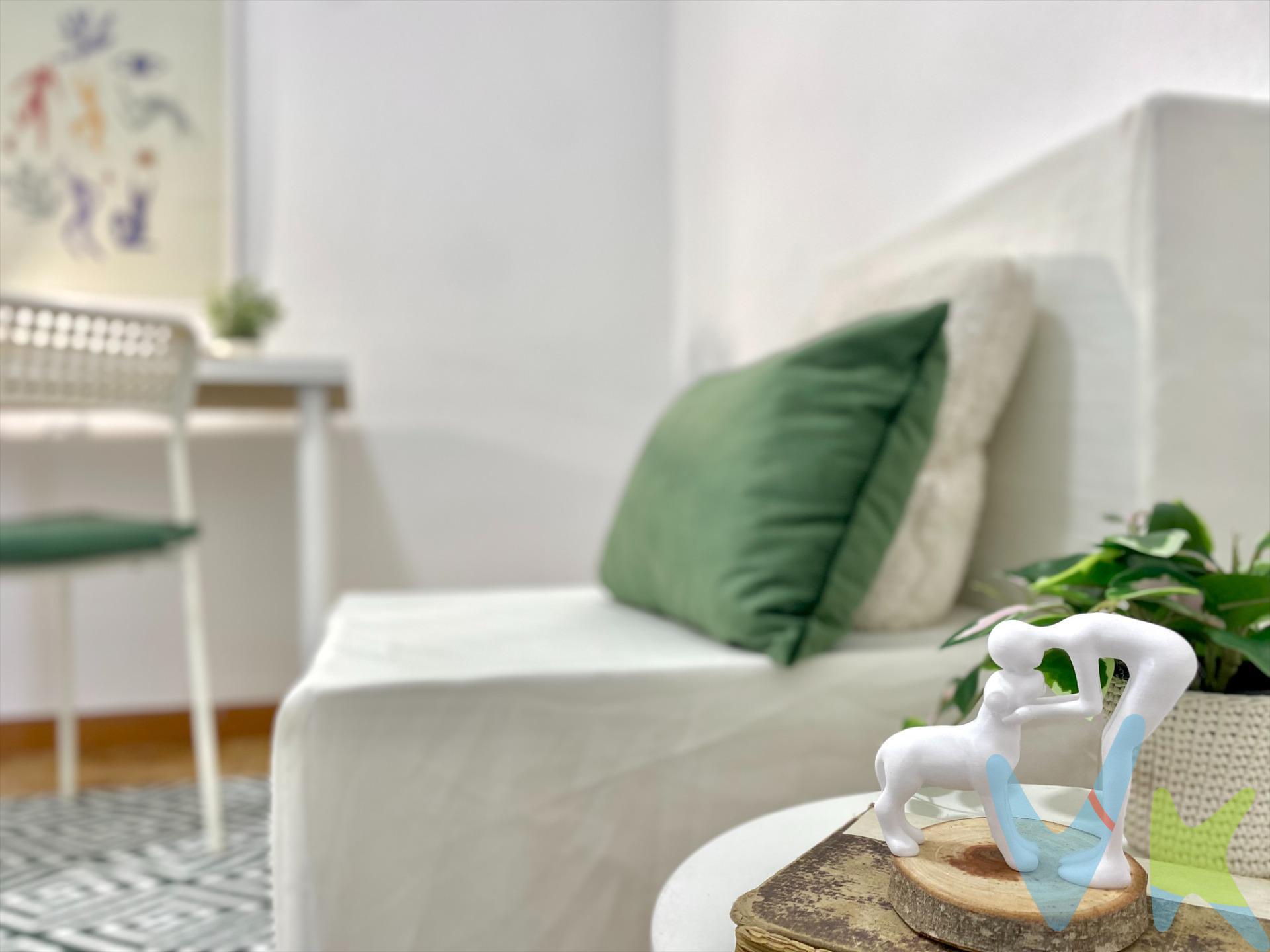 Si llevas tiempo buscando algo especial… esto te interesa. Porque no todos los días sale una vivienda así en Benimaclet y mucho menos con este encanto. Si quieres descubrir esta vivienda que se ubica en la calle San Francisco de Asís, en pleno corazón de Benimaclet, un barrio con vida, con esencia de pueblo y ambiente joven que engancha, no olvides apuntarte a nuestro próximo Open House el jueves 23 de abril. . La vivienda:. •	Primera planta sin ascensor. •	2 dormitorios amplios. •	1 despacho interior perfecto para teletrabajar. •	Salón y dormitorio principal exteriores a la calle (orientación oeste). •	Cocina en muy buen estado. •	Baño reformado. •	Distribución muy cómoda: casi sin pasillo, todo bien aprovechado. Es de esas casas “cuadradas” que se sienten prácticas y acogedoras desde el minuto uno. La vivienda es ideal para gente joven buscando el primer hogar en un barrio con personalidad, donde quedarse a vivir y crecer. ¡Ojo inversores! También encaja perfectamente como inversión: ubicación + distribución + demanda de alquiler en la zona = una apuesta muy sólida. Si sientes que puede ser tu sitio, no lo dejes pasar. Porque oportunidades así en Benimaclet… vuelan. Llámanos ya y apúntate a la jornada de puertas abiertas. . ***. Agencia Registrada con el Nº 5343 en el Registro Obligatorio de Agentes Inmobiliarios de la Comunitat Valenciana, según el DECRETO 98/2022, de 29 de julio, del Consell, por el que se regula el Registro de Agentes de Intermediación Inmobiliaria de la Comunitat Valenciana. La documentación del inmueble ha sido revisada y estimamos que reúne todos los requisitos necesarios para ser comercializado. La mancomunidad tiene una derrama activa de 50 euros mensuales para la reparación de las fachadas. El precio ofertado no incluye los honorarios de la agencia a cargo del comprador, que ascienden al 4% del precio final del inmueble. El precio ofertado tampoco incluye ni los gastos de notaría y de registro de la propiedad (que están sujetos a aranceles y varían dependiendo del precio de venta), ni los impuestos (que en la Comunidad Valenciana varían dependiendo del precio del inmueble y de las características personales del comprador). Las medidas aquí expuestas han sido obtenidas del Catastro. El anuncio no es vinculante, puede contener errores. ¿Tienes alguna duda? Consúltanos. ***. Los vendedores han confiado en este equipo para gestionar la venta del inmueble de forma exclusiva. Como no puede ser de otra forma, garantizamos un servicio de calidad, actuando en todo momento de forma transparente, ética y profesional. Así pues, se ruega la no interferencia de terceros y, sobre todo, no molestar a los propietarios, a los ocupantes del inmueble o a los vecinos. Muchas gracias por tu comprensión. 