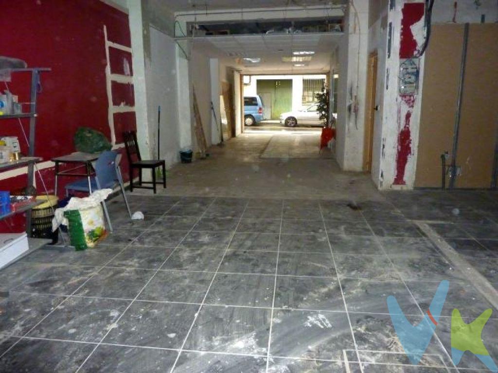 Calle Pontevedra.- Local comercial de 120m2 útiles distribuidos en oficina, baño y resto diáfano. Para acondicionar. Persiana electrica.