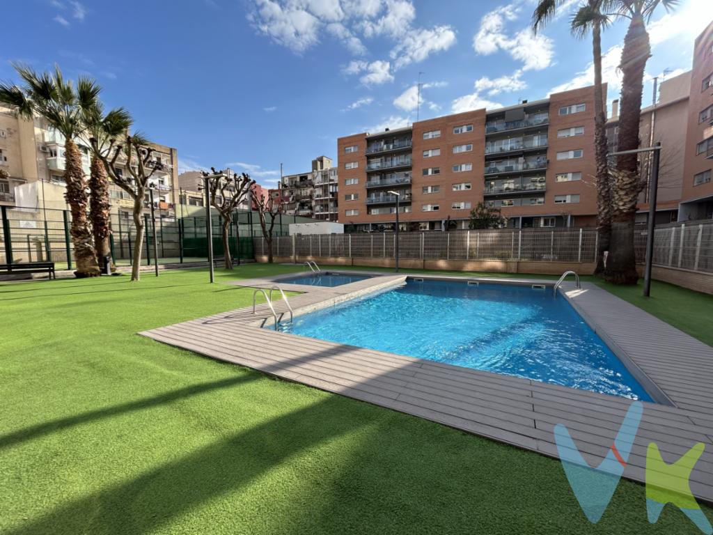Fincas Eva presenta este precioso ático en una finca del 2004, de 122m2 construidos y 104 útiles según catastro, se encuentra en una ubicación privilegiada en la Rambla del Poblenou, ofreciendo un hogar moderno y confortable. Con 4 habitaciones; 3 dobles y 1 individual, es ideal para familias o aquellos que busquen un espacio amplio y bien distribuido. Una de las habitaciones es en suite, con baño completo con bañera, todas son exteriores y constan con grandes ventanales para poder disfrutar de mucha luz natural. Además, el piso dispone de otro baño completo con ducha, perfecto para las necesidades de la familia.El comedor es amplio y luminoso, con un acceso directo al balcón desde donde se pueden disfrutar de vistas a la Torre Agbar y a la Rambla del Poblenou, creando un ambiente perfecto para relajarse o compartir momentos en familia. La cocina es espaciosa y da a un patio de luces que aporta aún más luminosidad al espacio. Al ser última planta, el apartamento goza de gran claridad durante todo el día.El piso está equipado con calefacción por radiadores de gas y aire acondicionado por conductos en cada estancia, lo que garantiza una temperatura agradable durante todo el año. Además, hay armarios empotrados en todas las habitaciones los cuales ofrecen un almacenamiento adicional y ordenado.Algunas persianas del piso son eléctricas, lo que añade comodidad y modernidad al hogar. El edificio también cuenta con zonas comunes muy completas, entre las que se incluyen dos piscinas, una pista de pádel, una zona con mesas y sillas incluida barra para poder comer en días soleados y pasar mañanas o tardes inolvidables, una zona de juegos para niños, baños y vestidores, lo que proporciona un espacio ideal para disfrutar en familia o con amigos. Hay portero y EN LA MISMA FINCA HAY DOS PLAZAS DE PARKING OPCIONALES, UNA DE COCHE Y UNA DE MOTO. Este ático no solo ofrece un hogar cómodo y luminoso, sino también una excelente ubicación en una de las zonas más vibrantes y demandadas de Barcelona. A pocos minutos a pie se encuentran Les Glòries, un importante centro comercial y de transporte, y la Diagonal, una de las principales avenidas de la ciudad. Además, está cerca del Museu del Disseny y els Encants, el famoso mercado de antigüedades. También se puede acceder fácilmente a la playa y a otros servicios como restaurantes, comercios y zonas verdes. No dudes en llamarnos para organizar visita, te enamorarás! 