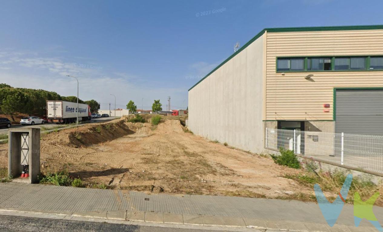 En venta parcela industrial en una ubicación excelente...Desarrollo industrial y comercial en una ubicación estratégica: parcela de 755m2, designada para la construcción industrial. Situada en una excelente zona industrial, se encuentra adyacente a la N-340, a tan solo 50 minutos del puerto de Barcelona, a 35 minutos del aeropuerto de Josep Tarradellas y a 45 minutos de Tarragona...Regulada según el Artículo 268 - Zona de Industria, clave 7A del Plan de Ordenación Urbanística Municipal (POUM) de Avinyonet del Penedès. La edificación máxima permitida en la parcela es del 70%, con un límite de dos plantas (planta baja + planta piso) y una altura máxima de 9 metros...Los usos autorizados incluyen, entre otros:..Industria I.Actividades agrícolas y forestales.Almacén.Bodega.Oficinas y servicios.Cría de animales.Espacios religiosos.Asociativos.Sanitario-asistencial.Educativo.Estación de servicio o aparcamiento.Restaurantes..Esta oportunidad ofrece un entorno propicio para el desarrollo de diversas actividades industriales y comerciales, respaldado por una infraestructura de transporte eficiente y la proximidad a importantes centros logísticos y económicos...Llámanos y te informamos de todo!..El precio en el anuncio no incluye impuestos de compra (ITP, IVA , AJD), ni los gastos de Notaría y Registro de la Propiedad. La información visual y documental del anuncio no tiene carácter contractual y puede no ser del todo precisa. El mobiliario y el equipamiento que se muestra en las imágenes no está incluido en el precio de venta, a menos que se indique lo contrario.