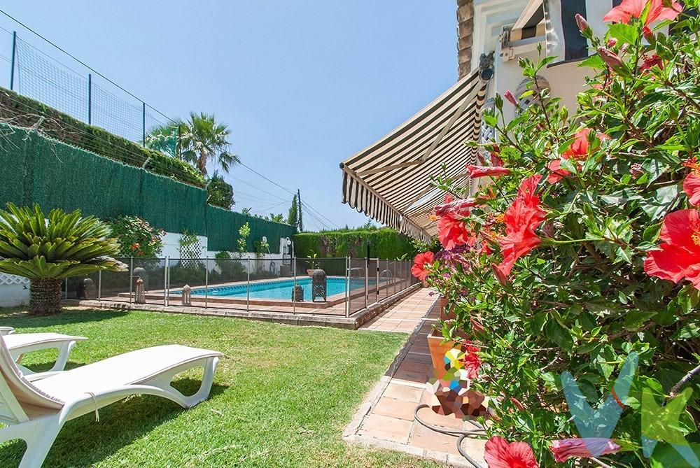ESPECTACULAR Chalet Independiente en la exclusiva urbanización de Sevilla, La Motilla. A menos de 20 minutos de Sevilla. Esta magnífica propiedad se distribuye en 3 plantas, con estancias muy espaciosas, todas ellas exteriores ofreciendo un lugar ideal para crear una familia y disfrutar de ella. Esta casa cuenta con 4 dormitorios de amplias dimensiones y 4 baños, lo que la convierte en el hogar perfecto para familias numerosas o aquellos que deseen espacio adicional para invitados. . Además, dispone de un amplio salón-comedor con una preciosa chimenea y grandes ventanales que comunican al exterior con un porche encantador con unas agradables vistas al jardín y a la piscina, donde se puede disfrutar de momentos de relax y entretenimiento al aire libre. . Adicionalmente, cuenta con una acogedora sala de estar con un bonito ventanal, rincón perfecto para una buena lectura o momentos de tranquilidad. Todas estas estancias están bañadas de una luz realmente cálida acogedora, que hace que una vez que entras lo sientas como tu propio hogar. Además, tanto la planta baja como la planta alta tienen suelo radiante, lo que hace que la casa mantenga una temperatura ideal, sobre todo en épocas más frías. . Otra de las características a destacar de esta gran propiedad es su enorme planta sótano, donde confluyen distintos espacios con distintos usos, todos ellos con un alto potencial de aprovechamiento. Como se puede observar consta de:. - Una gran sala de estar, habilitada como si fuera un pequeño apartamento, ofreciendo la posibilidad de utilizarlo como espacio especial para invitados o personal de servicio, abastecido de un baño completo. - Una bodega, espacio perfecto para disfrutar de esas reuniones con amigos o familiares en un entorno de lo más apropiado. - Un pequeño gimnasio, ideal para poder desconectar del ritmo acelerado de los trabajos de hoy en día. - Un trastero de enormes dimensiones, que siempre viene bien para poder guardar de manera ordenada todas aquellas cosas que no sabemos dónde poner. - Y por último, un espacio para poder guardar 2 automóviles bajo cubierta y puedan estar bien resguardados y cuidados. En cuanto a las instalaciones exteriores, la propiedad cuenta con un precioso jardín  abastecido de riego automático, una estupenda piscina privada, un porche de lo más acogedor y un espacio al aire libre para poder hacer deporte. Todo diseñado para disfrutar al máximo del tiempo libre y del buen clima de Sevilla. Ubicado en el tranquilo y residencial barrio de La Motilla, este chalet ofrece una excelente calidad de vida. El barrio cuenta con una amplia oferta de servicios y comodidades, como colegios de prestigio, centros comerciales y transporte público. Entre los colegios cercanos se encuentra el reconocido Colegio Internacional Alminar, conocido por su excelencia académica y programas educativos de alta calidad. En resumen, este Chalet Independiente en La Motilla es una oportunidad única para aquellos que buscan una propiedad en una ubicación privilegiada.  . Sin duda es el hogar de tus sueños, no pierdas la oportunidad y ¡¡llámanos para visitarla!!. Informamos a nuestros clientes compradores que el precio de venta no incluye lo siguiente: Honorarios de la agencia inmobiliaria, Impuestos (I. T. P. , I. V. A. o A. J. D. , en su caso) ni otros gastos de la compraventa (gastos de Registro de la Propiedad, Notaría, Gestoría ni de posible Financiación). Documento D. I. A. a disposición del consumidor según Decreto 218/2005 Junta de Andalucía.