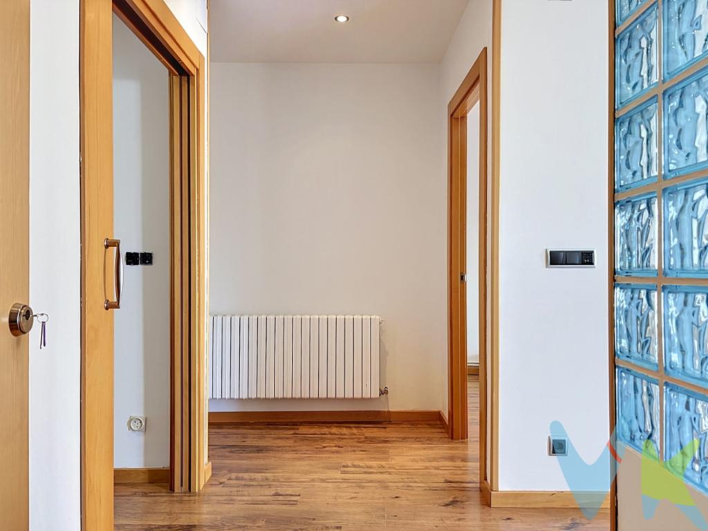 Piso de tres habitaciones y terraza en Corella ¡Descubre tu nuevo hogar en Corella! Este inmueble está situado en el segundo piso de un edificio sin ascensor pero representa una oportunidad ideal tanto para familias como para parejas que buscan ampliar su espacio vital. A solo pasos de todos los servicios básicos, este apartamento ofrece una distribución ampliamente pensada en 90 metros cuadrados útiles. Cuenta con tres dormitorios espaciosos, un amplio salón comedor con balcones que le aportan una luminosidad extra un baño con amplio plato de ducha y ventana y una cocina abierta con comunicación a al comedor y acceso a la terraza. Un espacio generoso que ofrece un equilibrio perfecto entre zonas comunes y áreas privadas. Al entregarse amueblado completamente, permite entrar a vivir inmediatamente haciendo que sea todo mas sencillo, rápido y cómodo. Este piso situado en la situado en la localidad de Corella, ofrece un entorno tranquilo y bien comunicado, con todos los servicios a mano: desde colegios, supermercados y centros de salud hasta zonas de ocio y parques. Una oportunidad excepcional que no puedes dejar escapar para crear tu propio hogar. Te invitamos a conocer este rincón especial. Contacta para más información y concierta una visita sin compromiso. Tu nuevo hogar te está esperando en Corella.