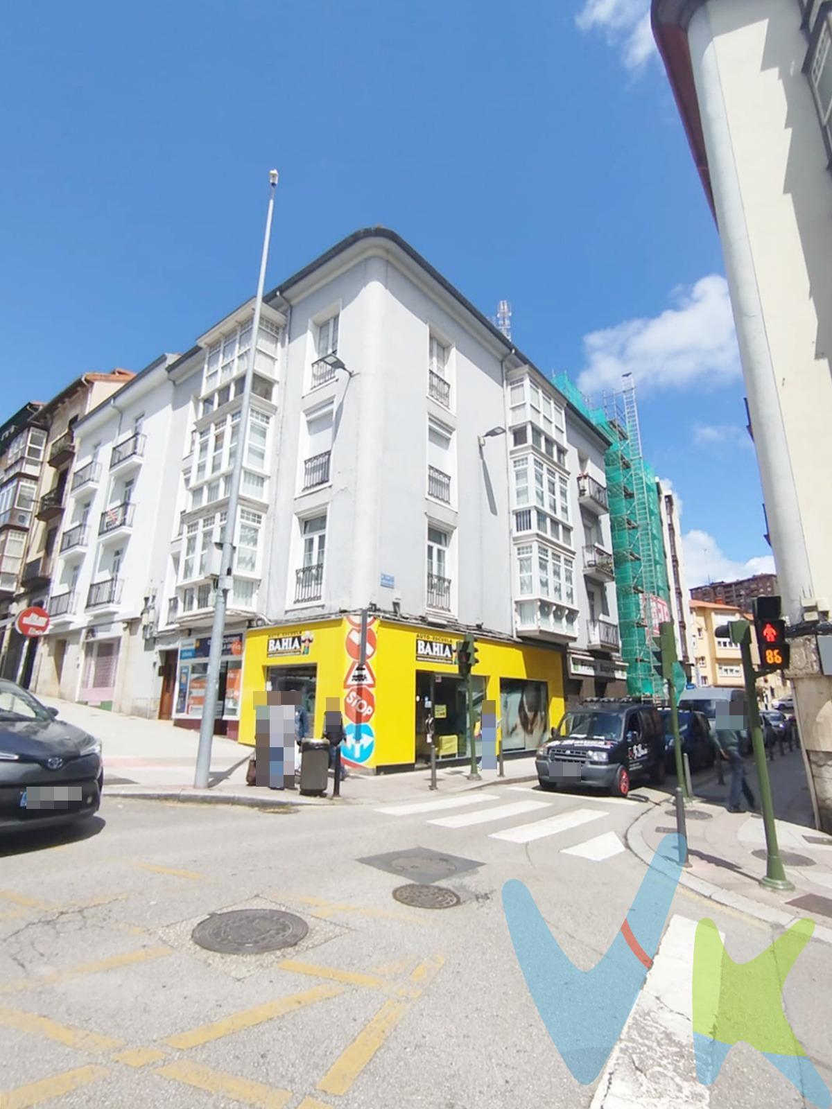 🔥 ¡Visibilidad Total en el Corazón de Santander! Local Comercial de 3 Plantas en Cisneros 🔥. 📍 Ubicación inmejorable: en la emblemática calle Cisneros, junto a la Plaza de la Esperanza, rodeado de comercios, oficinas, y con alto tránsito peatonal. DISTRIBUCIÓN:. 📐82 m² construidos, distribuidos en tres plantas funcionales y versátiles. - Planta principal: Espacio totalmente diáfano, cuadrado, con amplios ventanales y puertas acristaladas, ideales para exposición y atención al público. - Planta baja: Perfecta como zona de almacén, con cámara frigorífica incluida (ideal para negocios alimentarios). - Altillo: Zona para oficina, archivo o espacio de trabajo interno, con aseo incorporado. IDEAL PARA:. - Emprendedores que buscan visibilidad y buena ubicación. - Franquicias que deseen establecerse en una zona estratégica. - Comercios minoristas o de servicios que necesiten espacio versátil. - Negocios del sector alimentario que requieran cámara frigorífica. IDEAS PARA EMPRENDER TU NUEVO NEGOCIO:. Tienda de moda o complementos 👗. Herbolario, perfumería o tienda de cosmética 🌿. Oficina de atención al público, telefonía, agencia de viajes o seguros 🧾. Tienda gourmet o especializada con productos alimentarios🧀. Estudio profesional o coworking creativo 🎨. SERVICIOS CERCANOS:. 🚌 Excelente conexión con líneas de transporte urbano. 🅿️ Zonas de aparcamientos próximas (OLA, varios parkings de pago, etc.). 🏦 Ayuntamiento, oficinas, entidades bancarias cercanas. ☕ Bares, cafeterías y restaurantes con gran afluencia en la zona. 🛍️ Zona Centro, 100% comercial con todo tipo de tiendas y servicios. . 🎯 OPORTUNIDAD ÚNICA:. Estás ante un local con enorme proyección comercial en una de las zonas más dinámicas y transitadas del centro de Santander. Perfecto para abrir un negocio de forma inmediata y sin grandes reformas. 💡 Pocas ubicaciones ofrecen tanta visibilidad, funcionalidad y posibilidades en una misma propiedad. 📞 Contacta ahora y agenda tu visita. . ¡Este local puede ser el impulso que tu negocio necesita!. . 