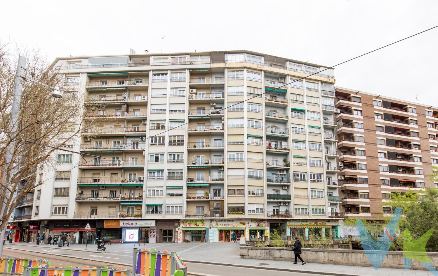 Piso en Gran Vía, Zaragoza . Vivienda en una de las mejores zonas de Zaragoza, junto al tranvía y a un paso de la Universidad. Rodeado de comercios, servicios y perfectamente comunicado con el resto de la ciudad. 90 m² útiles + terraza interior de 25 m² y balcón exterior con vistas a Gran Vía. Distribución actual:. Cuatro habitaciones. Salón. Un baño. Piso para reformar con muchas posibilidades para adaptarlo a tu gusto. Incluye trastero, ofreciendo un espacio extra de almacenamiento. Calefacción individual de gas y pocos gastos de comunidad. Una oportunidad única para vivir o invertir en pleno centro de Zaragoza, con todas las comodidades a tu alcance. Contáctanos para más información o visita. Gastos de compra y honorarios de agencia no incluidos en el precio.