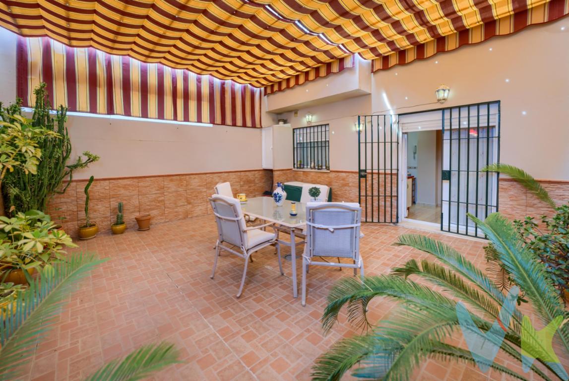 PRECIO DE VENTA: [329.000 + GASTOS] €. Espectacular Casa en Arco Norte: Espacio, Luz y Ubicación Premium. Descubra esta propiedad excepcional en Arco Norte, la zona más consolidada y valorada de Dos Hermanas. Una vivienda diseñada para maximizar la luz natural y la funcionalidad en cada uno de sus niveles:. Planta Baja: Comodidad absoluta con garaje privado para dos vehículos y un amplio trastero, ideal para almacenamiento extra. Planta Primera: El corazón de la casa. Cuenta con un salón-comedor de gran formato, cocina independiente y aseo. Destacan sus dos patios (delantero y trasero) que ofrecen ventilación cruzada y un espacio exterior privado perfecto para el ocio. Planta Segunda: Zona de noche con 3 amplios dormitorios exteriores y 2 baños completos, garantizando privacidad y confort térmico. Castillete y Solárium: Espacio independiente de lavandería y una gran azotea visitable con vistas despejadas, perfecta como zona chill-out. El Entorno:. Vivir en Arco Norte es sinónimo de calidad de vida: avenidas arboladas, los mejores colegios, zonas comerciales y conexión rápida con Sevilla y el centro de Dos Hermanas. Una inversión segura en una de las zonas con mayor revalorización. ¡Venga a visitarla!. En cumplimiento de las obligaciones de información previstas en la Ley 10/2025, de 28 de diciembre, de servicios de atención a la clientela y transparencia, así como en la normativa sectorial vigente, se hace constar que el precio indicado no incluye los gastos e impuestos inherentes a la adquisición, los cuales se desglosan a continuación:. •Impuesto sobre Transmisiones Patrimoniales (ITP): Se aplicará el tipo impositivo vigente en la Comunidad Autónoma de Andalucía, generalmente el 7% (23.030€), sin perjuicio de tipos reducidos del 3,5%, 1,2% o 1% aplicables según las circunstancias personales del comprador o las características del inmueble). El impuesto se devenga sobre el Valor de Referencia de Catastro o el precio de venta, aquel que resulte superior. •Gastos de Notaría: Los honorarios notariales se calcularán conforme al arancel oficial regulado en el Anexo I, del Real Decreto 1426/1989, de 17 de noviembre, por el que se aprueba el arancel Notarial. •Gastos de Registro: La inscripción en el Registro de la Propiedad se facturará según el arancel oficial establecido en el ANEXO I, del Real Decreto 1427/1989, de 17 de noviembre, por el que se aprueba el arancel Notarial. •Gastos de Gestión (Gestoría): Los honorarios por la tramitación administrativa, liquidación de impuestos e inscripción registral ascienden aproximadamente a 545 € (IVA incluido). •Honorarios Agencia del Vendedor: incluidos en el PVP. •Honorarios Agencia del comprador: La agencia prestará los servicios de información, asesoramiento y acompañamiento previstos en el Encargo de Servicios y en el D.I.A. Si solicita servicios adicionales o personalizados, sus honorarios serán informados previamente, de forma individualizada y por escrito, conforme a la libertad de pactos y a la normativa vigente. NO VINCULADOS AL PRECIO DE COMPRA. Para una información exhaustiva sobre el funcionamiento, tipos impositivos y bonificaciones del ITP en Andalucía, puede consultar el portal oficial de la Agencia Tributaria de la Junta de Andalucía en el siguiente enlace:. Documento D. I. A. a disposición del consumidor según Decreto 218/2005 Junta de Andalucía