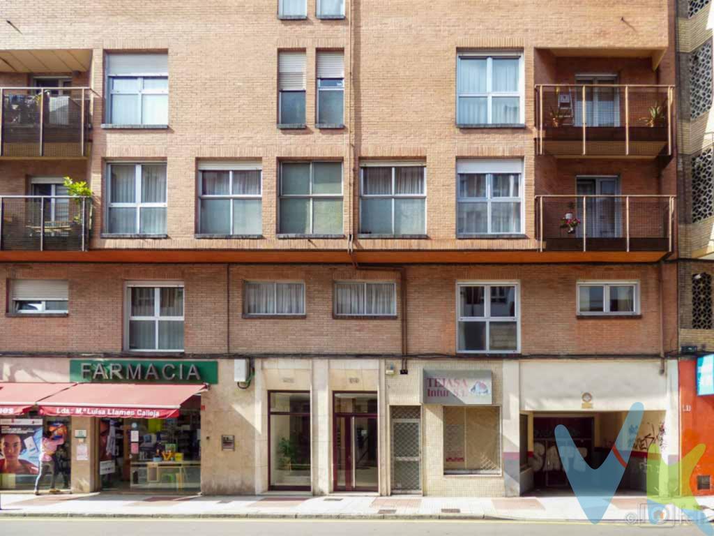 Vivienda en excelente estado, reformada en 2008 con materiales de muy buenas calidades. Cuenta con una superficie útil de 62,55 m² muy bien aprovechados por no tener pasillos, y se distribuye en: salón, cocina, 3 dormitorios (2 dobles, 1 sencillo para despacho) y 1 amplio baño con ventana. Se trata además de una vivienda en planta B/C, muy tranquila por no disponer de vecinos colindantes y luminosa por altura y orientaciones. Tiene puerta blindada, óculos en toda la casa, altavoces integrados en techo, ventanas verticales de aluminio con climalit y oscilobatientes, ventanas de techo de la marca Velux en madera y también en PVC con persianas, 3 empotrados (en dorm. ppal. y secundario, y en distribuidor), caldera reciente, electrodomésticos en cocina, tendal de aluminio con toldo A calle, zona B/C y orientación Sur: cocina, baño y dorm. ppal.; y a patio y orientación Norte: salón, dorm. secundario y despacho. Dispone de una plaza de garaje en el propio edificio de acceso peatonal y para coche mediano con un pequeño trastero-armario al fondo. El garaje tiene un buen rodar y cuenta también con una amplia zona de aparcamiento comunitario para uso de visitas y para lavado de vehículos. Situado en una ubicación privilegiada, en la calle San Melchor García Sampedro, junto al centro, que garantiza comodidad y acceso inmediato a los servicios y puntos de interés más importantes de la ciudad, y una muy buena salida rodada hacia autopista. ¡¡ NO DUDES EN AMPLIAR INFORMACIÓN Y VENIR A CONOCERLA !!