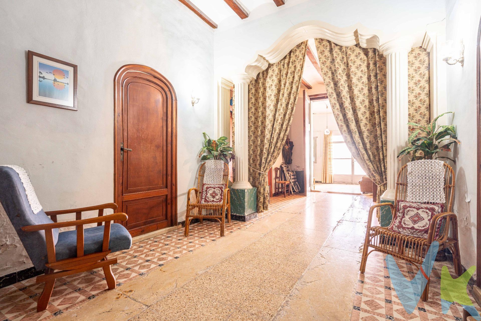 ¡EL LIENZO DE TUS SUEÑOS TE ESPERA EN CARCAIXENT!.  Venta Exclusiva: Joya de Planta Baja con Potencial Ilimitado.  UBICACIÓN  En el corazón de una de las mejores y más tranquilas zonas residenciales de Carcaixent. Vive con la comodidad de tenerlo todo cerca, sin renunciar a la paz.  Un Espacio, Dos Destinos Brillantes. Esta propiedad es mucho más que una vivienda a reformar; es una promesa de futuro, un proyecto de vida que puedes moldear desde el primer ladrillo.  Proyecta el Hogar que Siempre Imaginaste:. Imagina. Luz y Diseño:. La libertad de crear una Gran Vivienda Nueva, con distribuciones abiertas, techos altos y la máxima eficiencia energética. El Gran Oasis: Un Impresionante Patio Privado, tu refugio personal. Piensa en comidas al aire libre, un jardín vertical, o una piscina de diseño para las tardes de verano. **¡Tu parcela de cielo en el centro!**. Flexibilidad Total: Un vasto Almacén que puede transformarse en un Home Office vanguardista, un atelier creativo, o el gimnasio familiar. Máximo Valor: Diseña un hogar a tu medida, invirtiendo en calidad de vida y asegurando que cada rincón hable de ti.  La Inversión Inmobiliaria de Oro:. Para el inversor con visión, esta propiedad en esta zona es una oportunidad excepcional para la revalorización. Rentabilidad Asegurada: Compra a precio de reforma para vender o alquilar a precio de obra nueva o de diseño. Activo Sólido: Invertir en una zona consolidada minimiza el riesgo y maximiza el retorno.  Detalles que Enamoran:. Cero vecinos arriba, independencia total. |. |Gran Patio | Espacio exterior esencial para la calidad de vida. |. Almacén Amplio Versatilidad para , taller o ampliación de vivienda. |. Para Reformar TU DISEÑO, TUS REGLAS. Ahorra costes de derribo innecesarios. ¡LA OPORTUNIDAD DE DISEÑAR EL PRESENTE Y EL FUTURO DE TU FAMILIA O DE TU CARTERA TE ESPERA EN CARCAIXENT!. ------------------------------------------------------------------------------------------------------------------. Por mandato expreso del propietario, comercializamos este inmueble en exclusiva, lo que le garantiza el acceso a toda la información. Por este motivo, se ruega no molestar al propietario, a los ocupantes de la propiedad o a los vecinos. Muchas gracias por su comprensión. Si usted es agente inmobiliario y tiene un cliente para este inmueble, llámenos: estaremos encantados de colaborar. 