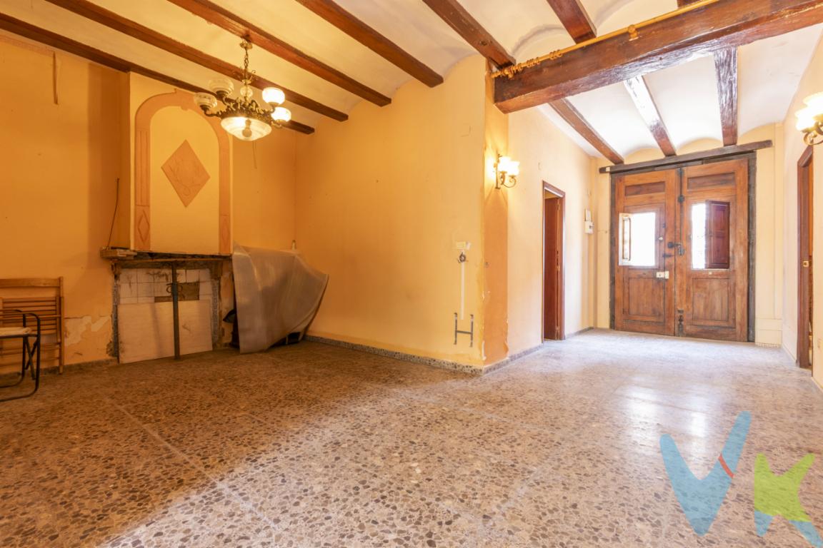 ? Casa de pueblo para rehabilitar con patio y gran potencial en Museros (Emperador) Si llevas tiempo buscando una auténtica casa de pueblo para rehabilitar a tu gusto, esta propiedad puede ser la oportunidad que estabas esperando.Ubicada en una de las zonas más tradicionales de Museros, en pleno corazón de l\'Horta Nord, la vivienda se asienta sobre una parcela de 177 m² y conserva la esencia de las construcciones típicas valencianas, ofreciendo una base ideal para desarrollar un proyecto de reforma con personalidad propia.Actualmente dispone de 130 m² construidos en planta baja, distribuidos en tres habitaciones, salón, cocina, baño y un agradable patio de aproximadamente 42 m², un espacio perfecto para crear una zona exterior privada donde disfrutar del buen clima durante todo el año. Además, la vivienda conserva una antigua zona destinada a cuadra, un espacio con múltiples posibilidades de uso tras su rehabilitación.En la planta superior encontramos la tradicional \"cambra\", un espacio completamente diáfano bajo cubierta a dos aguas que ofrece un enorme potencial para ampliar la vivienda, crear nuevas estancias o diseñar una espectacular zona abierta llena de encanto.La propiedad requiere una rehabilitación integral. La estructura del edificio principal se encuentra en buen estado de conservación, mientras que un añadido posterior donde se ubican actualmente la cocina y parte del salón, de aproximadamente 25 m², presenta daños estructurales y sería recomendable su sustitución dentro del proyecto de reforma.Una vivienda ideal para quienes valoran el carácter de las casas de pueblo y desean crear un hogar único desde cero, adaptándolo completamente a sus necesidades y estilo de vida.Si buscas espacio, autenticidad y un proyecto con posibilidades reales de revalorización, no dejes pasar esta oportunidad.Contacta con nosotros para obtener más información o concertar una visita.? NOTA IMPORTANTE SOBRE ESTE ANUNCIO: Renderizado e IA Para facilitar la visualización del potencial real de esta propiedad, queremos informar de manera transparente a los interesados que algunas de las imágenes presentadas en este anuncio han sido optimizadas y mejoradas mediante Inteligencia Artificial (IA) y herramientas de home staging virtual.Se muestra a título informativo y no contractual. El precio no incluye lo siguiente: Honorarios de la agencia inmobiliaria, impuestos (IVA, ITP) y otros gastos de la Compraventa (notaria, gestoría y registro
