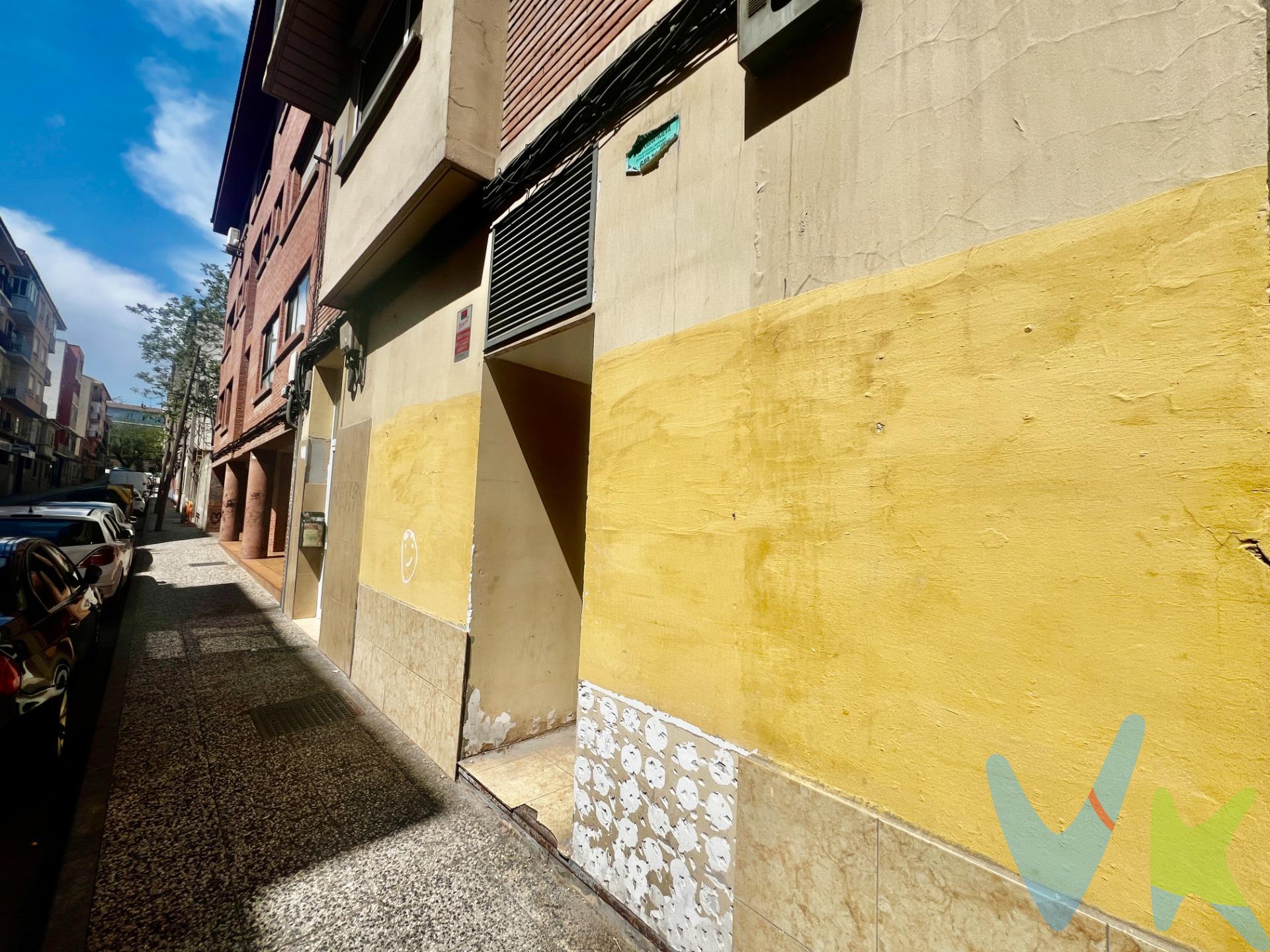. LOCAL CON 11 TRASTEROS- EN VENTA – CALLE PONTEVEDRA. Excelente oportunidad de inversión en una de las zonas con alta demanda de almacenamiento. Se vende local actualmente dividido en 19 trasteros, de los cuales 8 ya han sido vendidos, quedando 11 trasteros disponibles. Ideal tanto para inversores como para particulares que busquen rentabilidad desde el primer momento. El inmueble ofrece la posibilidad de compra íntegra del conjunto restante o adquisición individual de trasteros, adaptándose a diferentes perfiles de inversión. Características principales:. Local acondicionado y dividido en trasteros independientes. 19 trasteros en total (11 disponibles). Alta demanda en la zona. Posibilidad de rentabilidad inmediata. Opción de compra completa (90.000 Euros) o por unidades (desde 6.300 Euros a 8.200 Euros, según tamaño). Una inversión versátil, con gran proyección y en un entorno consolidado. Para más información o concertar visita, no dude en contactar con nosotros. 📞  ¡Llámanos y agenda tu visita!. BUSCAMOS SOLUCIONES🏡,. ENCONTRAMOS HOGARES💙. 