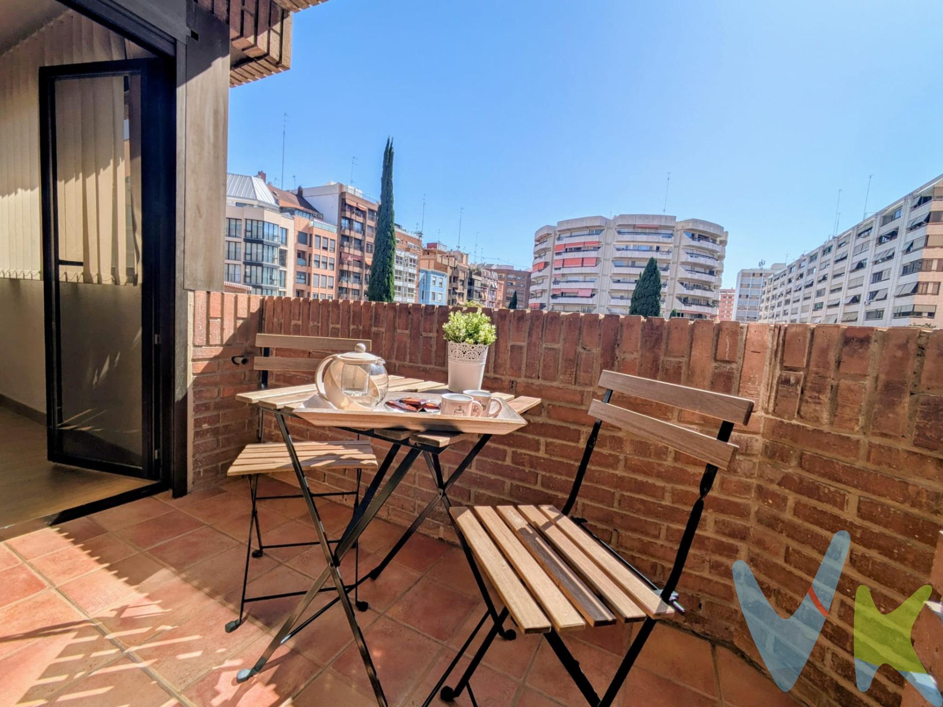 Te gustaría vivir en uno de los barrios más emblemáticos de Valencia?. Te presentamos esta espectacular vivienda en la zona de la Petxina, un barrio tranquilo, residencial, rodeado de toda clase de servicios, infinidad de comercios, centros médicos y centros educativos, lo que hace de la Petxina una zona perfecta para familias con niños. A un paso del Centro histórico de Valencia, las Torres de Quart, el Jardín Botánico y Los Jardines del Túria, uno de los espacios más privilegiados, en el que se sitúa el Estadio de Atletismo y el Complejo Deportivo y Cultural La Petxina. Las comunicaciones son excelentes, tanto a través de la red de autobuses urbanos como del metro ( Turia y Ángel Guimerà). Una vivienda que cuenta con 149m2 distribuidos para ofrecer confort y funcionalidad, gracias a su reforma integral. Entrando a la vivienda nos encontramos con un amplio recibidor que da paso a un espectacular salón-comedor muy luminoso con vistas despejadas y un precioso balcón donde la luz natural se convierte en protagonista. El corazón de la vivienda es la terraza interior, en la que podrás disfrutar de un merecido descanso al aire libre y que da acceso a una gran cocina independiente, además la vivienda incluye una zona de lavado integrada en el interior que aporta comodidad. Destacar sus tres amplias habitaciones, dos de ellas con armarios empotrados y dos baños completos. Una vivienda de ensueño que hoy puede estar a tu alcance,. No dejes pasar esta oportunidad y ven a visitarla!!
