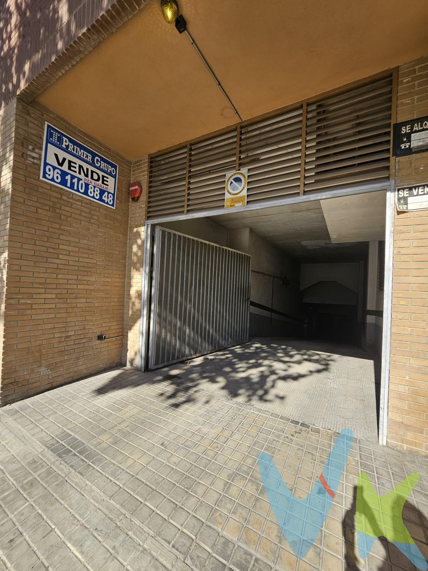 Se vende espaciosa plaza de garaje en Torrent, entrada Este, junto a Burger King. Se trata de una plaza para coche grande- furgonetas o incluso la posibilidad de aparcar dos coches pequeños. Buena oportunidad. 