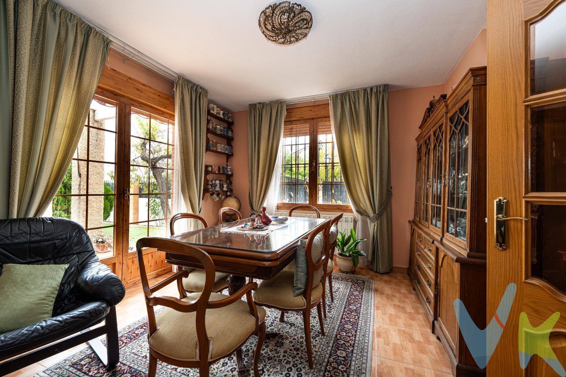 UROSA TARGET GROUP pone a la venta en EXCLUSIVA este chalet pareado de 4 dormitorios y 3 baños completos, con amplio jardín privado y garaje, en pleno centro de Cubas de la Sagra. Una casa impecable y lista para entrar a vivir, situada en el casco urbano, frente al colegio y a un paso de todos los servicios del municipio. La vivienda fue construida por un constructor para uso propio, que eligió materiales de primera calidad en cada detalle, y se conserva en un estado excepcional: no necesita ninguna obra. Forma parte de un pareado de solo dos viviendas, lo que garantiza intimidad y tranquilidad en el día a día. Cuenta con unos 160 m² distribuidos en dos plantas, con la zona de día en planta baja y la zona de descanso independiente en la planta superior. La planta baja acoge el salón, la cocina, un baño completo y el garaje integrado en la vivienda. La planta superior reúne los cuatro dormitorios, el principal con baño en suite, y un tercer baño completo con bañera. El cuarto dormitorio permite habilitar un despacho o una habitación de invitados sin renunciar a espacio para la familia. El confort está resuelto todo el año: aire acondicionado en todas las habitaciones e instalación de gas natural renovada hace apenas dos años, para disfrutar de una temperatura agradable en cualquier estación. El gran protagonista es su jardín privado, amplio y muy cuidado: el lugar perfecto para comidas al aire libre, tardes de verano o para que los niños jueguen tranquilos sin salir de casa. Un espacio verde de los que ya cuesta encontrar en el centro de un municipio, que aporta naturaleza y calidad de vida todo el año. Una casa cuidada con cariño, donde cada miembro de la familia tiene su espacio y en la que solo hay que traer las maletas. Vivir aquí es tener el centro de Cubas de la Sagra a pie de calle: colegio enfrente y comercios, centro de salud y zonas verdes a pocos minutos andando. Las líneas de autobús 460 (Parla y Madrid, Plaza Elíptica) y 468 (Griñón, Humanes, Fuenlabrada y Getafe) y los accesos por la M-404, la A-42 y la AP-41 conectan con Madrid y el sur. Contacta con nosotros y organizamos una visita sin compromiso: una casa en este estado y en esta ubicación no suele estar mucho tiempo disponible. Información económica y gastos asociados:. En cumplimiento de lo dispuesto en el artículo 20 del Texto Refundido de la Ley General para la Defensa de los Consumidores y Usuarios, en su redacción vigente desde el 28 de diciembre de 2025, se informa expresamente de que el precio publicado no incluye los impuestos ni los gastos adicionales derivados de la compraventa, tales como el Impuesto de Transmisiones Patrimoniales o el IVA en su caso, Actos Jurídicos Documentados, aranceles notariales y registrales u otros gastos inherentes a la operación, los cuales se determinarán en función del precio final de cierre de la compraventa. El precio final ofertado respeta la normativa reguladora de precios que resulte aplicable.
