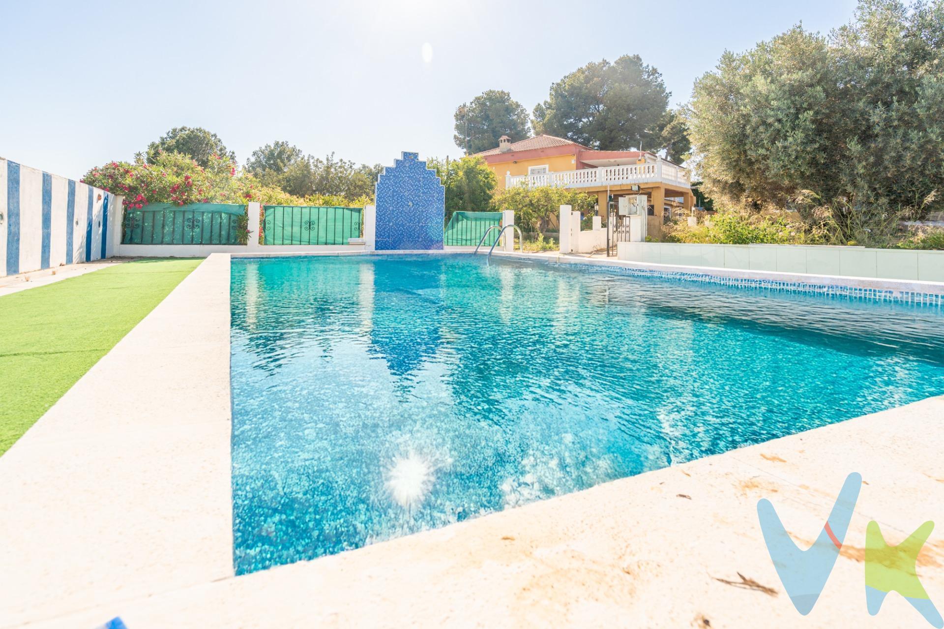 Chalet rústico en venta – Cantalobos de Pedralba. Si sueñas con una vida rodeada de naturaleza, amplitud y vistas que enamoran, este encantador chalet rústico es para ti. Ubicado en una amplia parcela arbolada, con zonas de cultivo y rincones llenos de vida, esta propiedad ofrece el equilibrio perfecto entre confort, privacidad y esencia natural. La vivienda principal cuenta con:. * 3 acogedores dormitorios con luz natural. * Cocina independiente y funcional. * 1 baño completo. * Una impresionante terraza panorámica,  ideal para disfrutar atardeceres únicos.  En la *planta baja: encontrarás:. * Un espacio adicional de estar. * Garaje privado. * Trastero. Zona exterior de ensueño:. * Gran paellero tradicional, perfecto para celebraciones y comidas al aire libre. * Piscina privada rodeada de naturaleza, donde relajarte con vistas espectaculares. Este chalet lo tiene todo: encanto, espacio, funcionalidad y un entorno privilegiado. Ideal tanto para vivienda habitual como para escapadas de desconexión. 📍 Situado en la tranquila zona de Cantalobos de Pedralba, a un paso de la población y con fácil acceso a servicios. Ven a descubrirlo. Te enamorarás... ........................................ Por mandato expreso del propietario, comercializamos este inmueble en exclusiva, lo que le garantiza el acceso a toda la información, a un servicio de calidad, un trato fácil, sencillo y sin interferencias de terceros. Por este motivo, se ruega no molestar al propietario, a los ocupantes de la propiedad o a los vecinos. Muchas gracias por su comprensión. Si usted es agente inmobiliario y tiene un cliente para este inmueble, llámenos: estaremos encantados de colaborar.