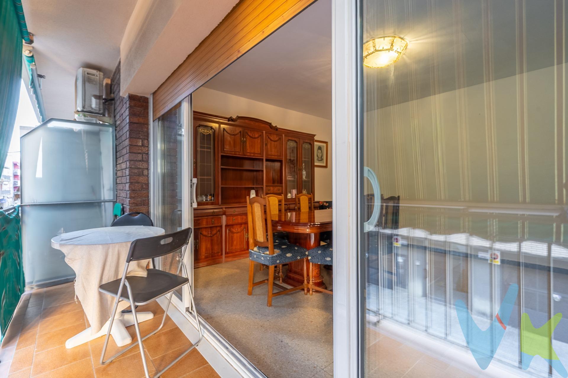 Si estás buscando una vivienda con carácter, bien ubicada y con muchas posibilidades, este piso en la calle Lepanto puede ser justo lo que necesitas. Situado en una de las zonas más demandadas de Vilanova i la Geltrú, este primer piso sin ascensor combina lo mejor de la vida urbana con la tranquilidad de una ciudad costera en pleno crecimiento. Con una distribución práctica y espacios amplios, el piso cuenta con tres habitaciones: dos de ellas dobles, amplias y confortables, y una individual perfecta para montar tu despacho, una habitación juvenil o una zona de lectura. El salón comedor es muy acogedor y tiene salida directa a un balcón espacioso, donde podrás tomar el aire, montar tu rincón verde o simplemente relajarte al final del día. La cocina es independiente, y aunque necesita reforma, ofrece un espacio ideal para diseñarla completamente a tu gusto. El baño, funcional y con bañera, completa esta vivienda llena de potencial. Pero sin duda, lo que más enamora de este piso es su ubicación. Estás a solo unos pasos de supermercados, colegios, centros de salud, parques y transporte público. Además, en pocos minutos puedes llegar al centro histórico o a las playas de Vilanova, uno de los grandes atractivos de esta ciudad mediterránea con alma propia. Y si trabajas en Barcelona o quieres moverte con facilidad, estarás bien conectado gracias a la estación de tren y los accesos rápidos a la C-31 y la AP-7. Tanto si estás buscando tu primera vivienda, como si quieres hacer una inversión inteligente en una ciudad en auge, este piso tiene lo que necesitas: espacio, buena ubicación y un precio que te permite personalizarlo sin renunciar a la calidad de vida. ¿Quieres saber más? Llámanos o escríbenos para concertar tu visita. ¡Estaremos encantados de enseñártelo!. El precio no incluye impuestos, gastos de gestoría, notaría ni registro. Las fotografías pueden mostrar muebles o elementos decorativos no incluidos en la venta.