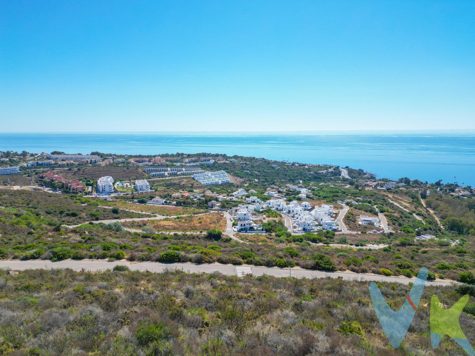 En la tranquila urbanización de Invespania, se encuentra esta magnífica parcela de 503,42 m², con una edificabilidad del 30%, ideal para construir la casa de sus sueños en un enclave privilegiado. La parcela ofrece unas impresionantes vistas abiertas al mar Mediterráneo, con la silueta de Gibraltar y, en los días más claros, la costa africana al horizonte, creando un escenario natural único y lleno de inspiración. Su ubicación es inmejorable: a pocos minutos de la playa y de exclusivos restaurantes, con colegios de prestigio cercanos, así como una amplia oferta deportiva con reconocidos campos de golf en la zona. Además, esta parcela se encuentra a escasa distancia del Puerto de Sotogrande y del Puerto de La Duquesa, dos referentes de estilo de vida náutico y ocio en la Costa del Sol. Esta es una oportunidad excepcional para quienes buscan combinar naturaleza, vistas inigualables y cercanía a los principales servicios y atractivos de la zona. Contacte con nosotros para más información.