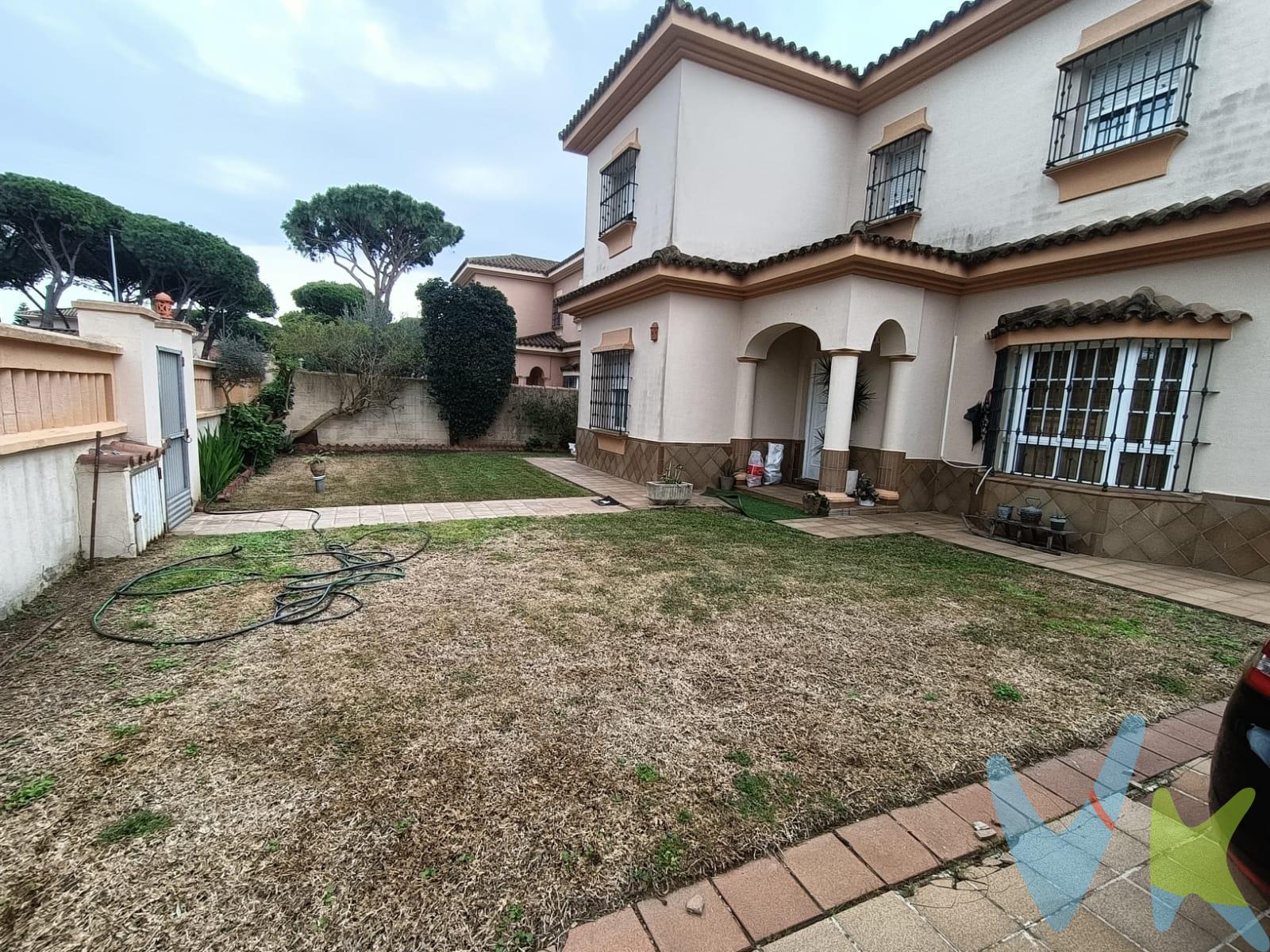 Este impresionante chalet urbano se encuentra ubicado en la exclusiva zona de Las Mogarizas, Chiclana. Con un diseño funcional y acogedor, esta propiedad cuenta con una distribución ideal que ofrece comodidad y estilo. En la planta baja, el hall de entrada da paso a un luminoso salón equipado con chimenea perfecta para disfrutar durante los meses más fríos del año. La cocina contigua incluye despensa para mayor almacenamiento; además hay un dormitorio provisto de armario empotrado y baño dotado de placa de ducha. En la primera planta se ubica el dormitorio principal que dispone no solo del lujo propio de su baño privado completo sino también de un vestidor amplio junto a una terraza privada donde relajarse al aire libre. Acompañan este espacio dos dormitorios simples equipados igualmente con armarios empotrados; uno destaca por tener acceso directo a otra encantadora terraza. El área exterior es perfecto tanto para entretenimiento como descanso: podrá disfrutar desde aparcamientos privados hasta jardines cuidados meticulosamente rodeando todo el inmueble así como garaje cerrado cuyo tamaño alcanza los imponentes 49 m2 ideales si busca seguridad absoluta o incluso almacenar diversos artículos deportivos entre otros usos prácticos correspondientes! Además resalta su maravillosa piscina -una verdadera joya- brindándole refrescantes momentos bajo sol cálido . La construcción total son 150 m2 de vivienda y 140 m2 útiles en una parcela de 551 m2.  . Los gastos de notaría, registro, impuestos, honorarios de la agencia y otros gastos inherentes a la compraventa no están incluidos en el precio. A su vez, disponemos del Documento Informativo Abreviado de la vivienda, según decreto 218/2005 de 11 de Octubre. . 