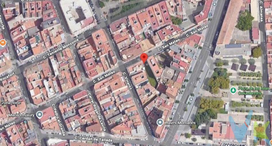 ¡Oportunidad Única en Zona Semicéntrica! Tu Próximo Proyecto Inmobiliario Te Espera. Descubre este  solar urbano situado en una ubicación privilegiada, a un paso de todos los servicios y con un potencial extraordinario. Con una fachada de 5 metros y una superficie total de 246 metros cuadrados. Características Destacadas:.  Cerca del corazón de la ciudad, con fácil acceso a transporte público, comercios, colegios, zonas verdes y una vibrante vida urbana, todo ello sin renunciar a la tranquilidad.   constante, ya sea para venta posterior de pisos de obra nueva o para alquiler. La posibilidad de construir varias unidades aumenta significativamente el retorno de la inversión. Dimensiones Versátiles: Con sus 246 m², el solar ofrece suficiente espacio para un diseño arquitectónico optimizado, permitiendo la construcción de viviendas atractivas y funcionales que maximicen el aprovechamiento del terreno. . Dado que el solar permite cuatro alturas y está en una zona bien comunicada, podemos diseñar una residencia de estudiantes que sea atractiva, funcional y, sobre todo, rentable. Diseño y Distribución:. Planta Baja: Podríamos destinarla a áreas comunes y servicios. Imagina un amplio recibidor con conserjería y seguridad, una sala de estudio o coworking equipada con buena conexión a internet y mobiliario ergonómico, una zona de estar o lounge con sofás cómodos, mesas y quizás una pequeña cafetería o máquinas expendedoras. También podría haber un gimnasio básico o una sala de actividades deportivas. Plantas Superiores (1ª, 2ª y 3ª altura): Aquí se ubicarían las habitaciones. Podríamos optar por una variedad de configuraciones para atraer a diferentes perfiles de estudiantes:. Habitaciones individuales: Pequeñas pero bien diseñadas, con su propio baño privado, escritorio y armario. Ideales para estudiantes que buscan privacidad. Habitaciones dobles: Con dos camas, dos escritorios y un baño compartido o privado. Una opción más económica y social. Apartamentos tipo estudio: Unidades más grandes con una pequeña cocina integrada, ideales para estudiantes que buscan mayor independencia. Pisos compartidos: Varias habitaciones (individuales o dobles) que comparten una cocina amplia y una zona de estar común. . . . . . . . . . . . . . . . . . 