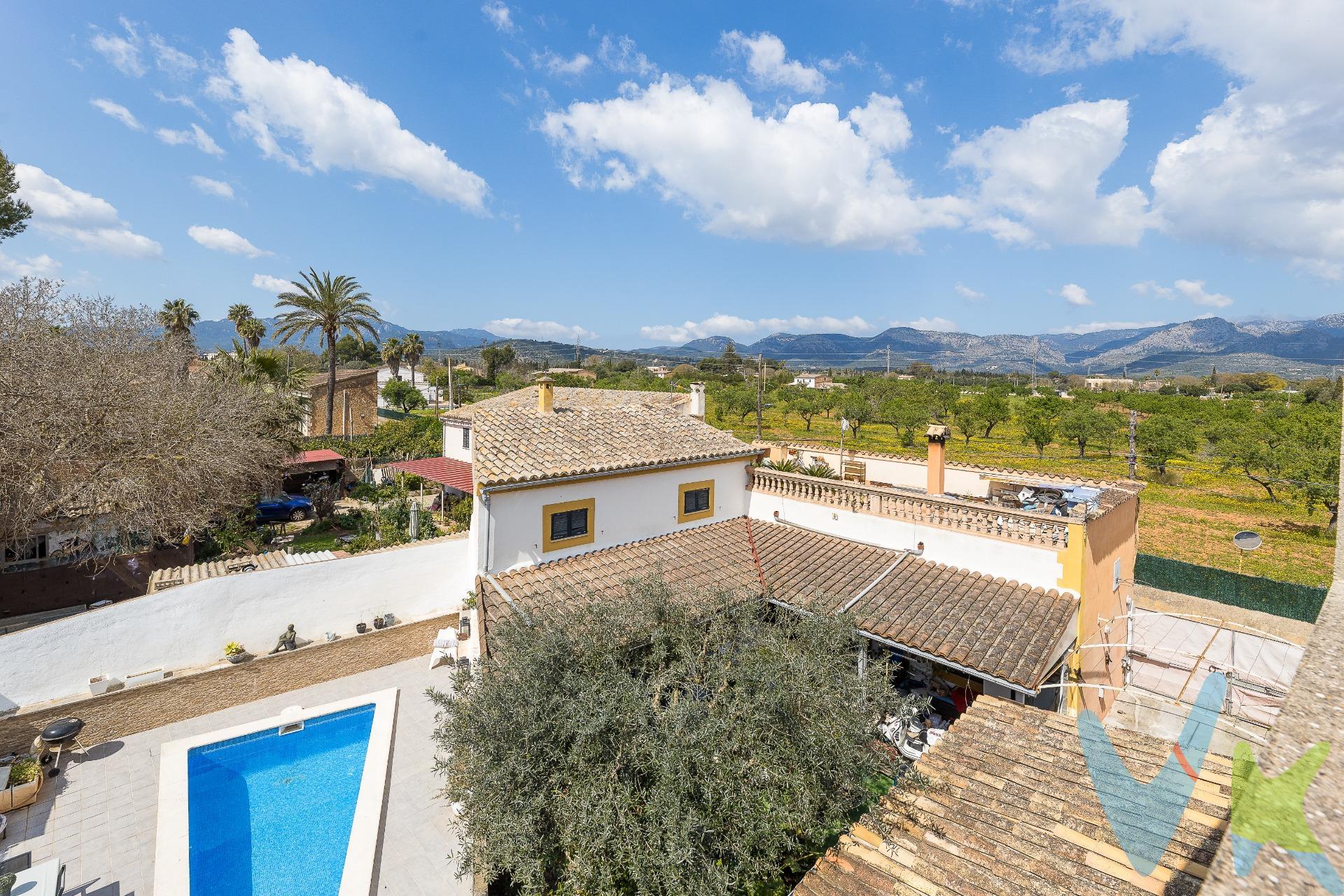 Chalet unifamiliar en Palma, en la zona residencial de Sa Garriga, junto a Son Sardina, en un entorno muy tranquilo, ya que el inmueble se encuentra en una zona rural con muy pocos vecinos, lo que le otorga paz, quietud y silencio. Gracias a la altura de los edificios y fincas colindantes, desde todas las plantas de la vivienda se disfruta de unas vistas totalmente despejadas a la Serra de Tramuntana.  El emplazamiento del inmueble permite el acceso al centro de Palma en tan solo 10 minutos en coche. Además, se encuentra a poca distancia de la parada de autobuses (línea 12), que conecta directamente con el centro de Palma, y cuenta con un cómodo acceso a la carretera de Sóller, carretera de Valldemossa, autopista de Inca y el Polígono de Son Castelló. La vivienda dispone de 152 m² construidos y 139 m² útiles, con orientación sur que favorece una gran luminosidad durante el día. Se encuentra en buen estado de conservación y ofrece una distribución práctica, con tres habitaciones dobles, baño en suite en el dormitorio principal, otro baño completo y un aseo en la planta baja. En el exterior, la parcela de 225 m² ofrece distintos espacios para el uso diario: gran terraza delantera con capacidad para aparcar dos coches; amplísima  terraza trasera dividida en dos ambientes; porche con zona chill-out y piscina privada.  La terraza solárium brinda unas vistas espectaculares. Ya en el interior del inmueble podemos encontrar en la primera planta una funcional cocina independiente de unos 15 m2, amplia coladuria que otorga un espacio extra de almacenaje, aseo y gran salón comedor. En la segunda planta encontramos los dos baños completos: uno con ducha y otro en suite que cuenta con una amplia encimera de dos lavabos, bañera de hidromasaje y fabulosas vistas. Las tres habitaciones cuentan con armarios empotrados totalmente vestidos. Por último, en la tercera planta está ubicada la buhardilla y la terraza solárium donde se encuentra la placa solar que alimenta el termo. Entre sus características, la propiedad incluye piscina privada, amplia buhardilla de unos 40 m2, aire acondicionado frío-calor en todas las habitaciones y en el salón y puerta de seguridad. Además, se ubica en una urbanización con áreas infantiles, zona comercial, centros educativos y otros servicios. Una vivienda cómoda para quienes buscan la tranquilidad en un entorno rural y residencial sin renunciar a la comodidad que le confiere la proximidad a la ciudad. *El precio de venta (735.000 €) incluye los honorarios de agencia, asumidos por la propiedad. No incluye los impuestos y gastos de compraventa a cargo del comprador: ITP aproximado del 10% , más gastos notariales y registrales en torno al 1%–1,5%. Importes orientativos sujetos a normativa vigente y circunstancias del comprador. *Este inmueble ha sido certificado por ABSI (Asociación Balear de Servicios Inmobiliarios) lo que significa que la agencia comercializadora ha supervisado la documentación necesaria para la compraventa y que el inmueble forma parte de la bolsa de propiedades en multiexclusiva ABSI.