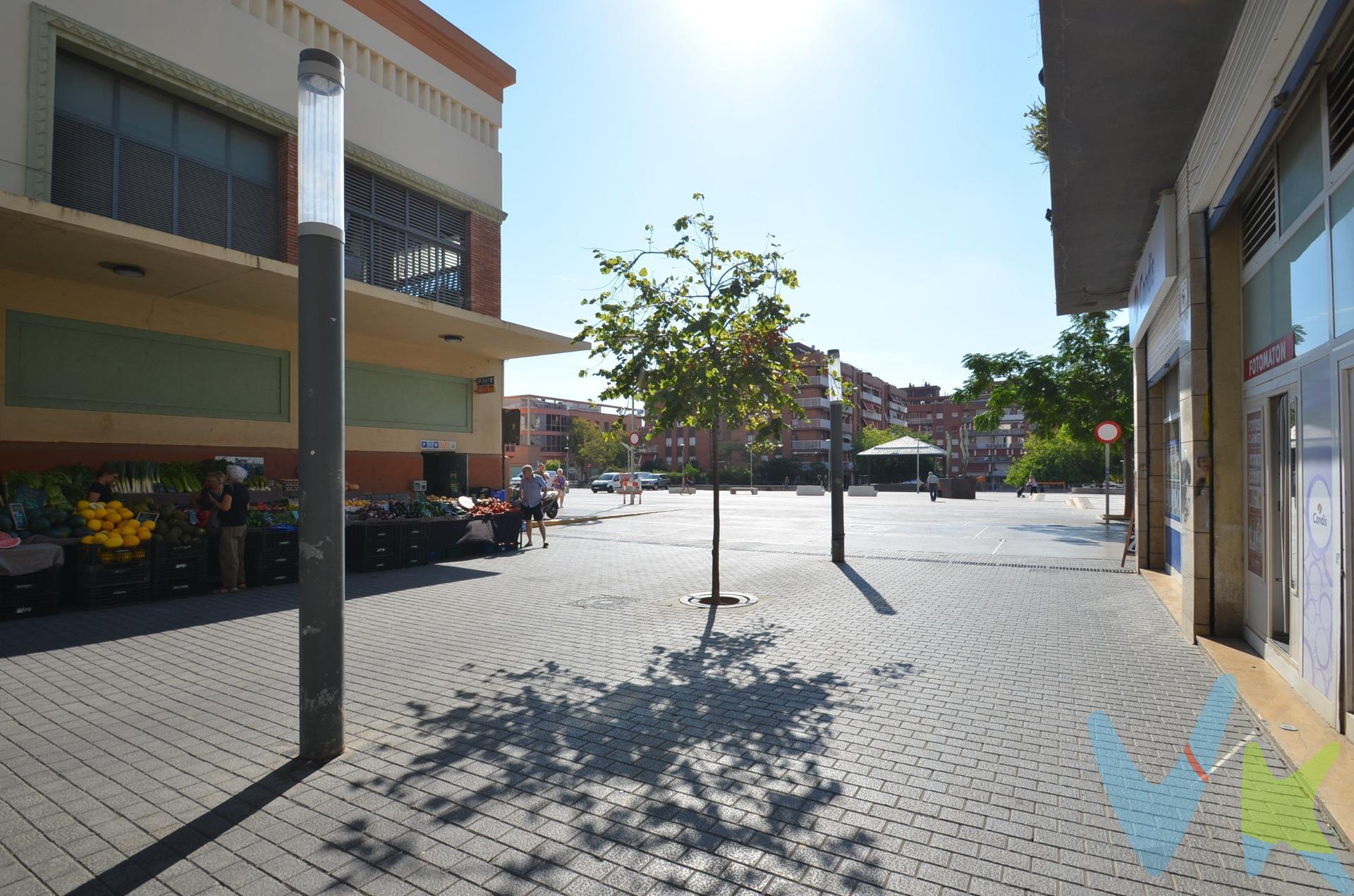 Despacho en venta ideal para oficinas en edificio comercial que dispone de ascensor y zona comunitaria. Situado al lado del Mercat Principal y de la Rambla de Vilanova. Exterior y luminoso, totalmente preparado para entrar. El precio no incluye impuestos (ITP, IVA y AJD), ni los gastos de notario ni los de registro.